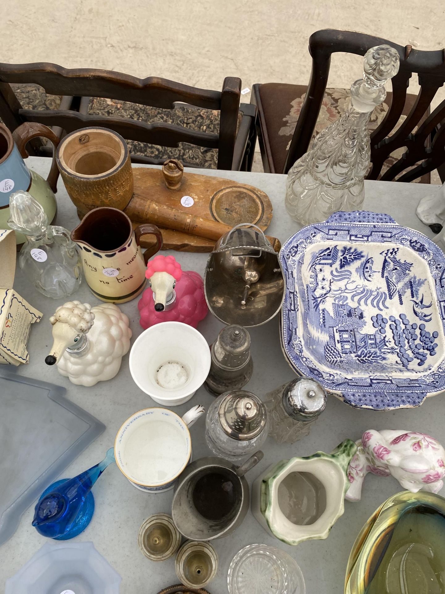 AN ASSORTMENT OF ITEMS TO INCLUDE SILVER PLATE, CERAMICS AND GLASS WARE ETC - Image 3 of 4