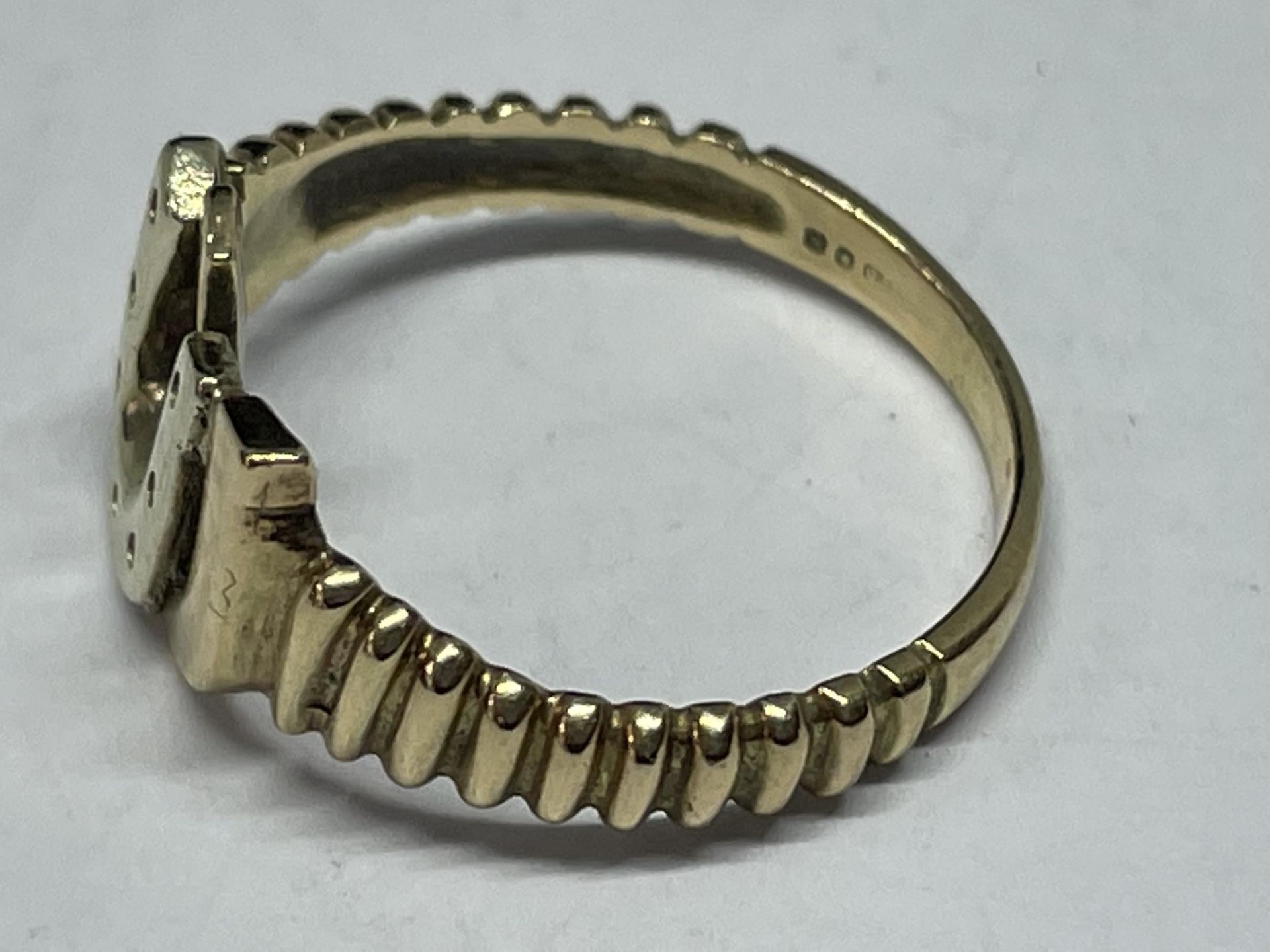 A 9 CARAT GOLD RING WITH HORSESHOE DESIGN GROSS WEIGHT 2.55 GRAMS SIZE M/N - Image 2 of 3