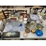 AN ASSORTMENT OF ITEMS TO INCLUDE SILVER PLATE, CERAMICS AND GLASS WARE ETC
