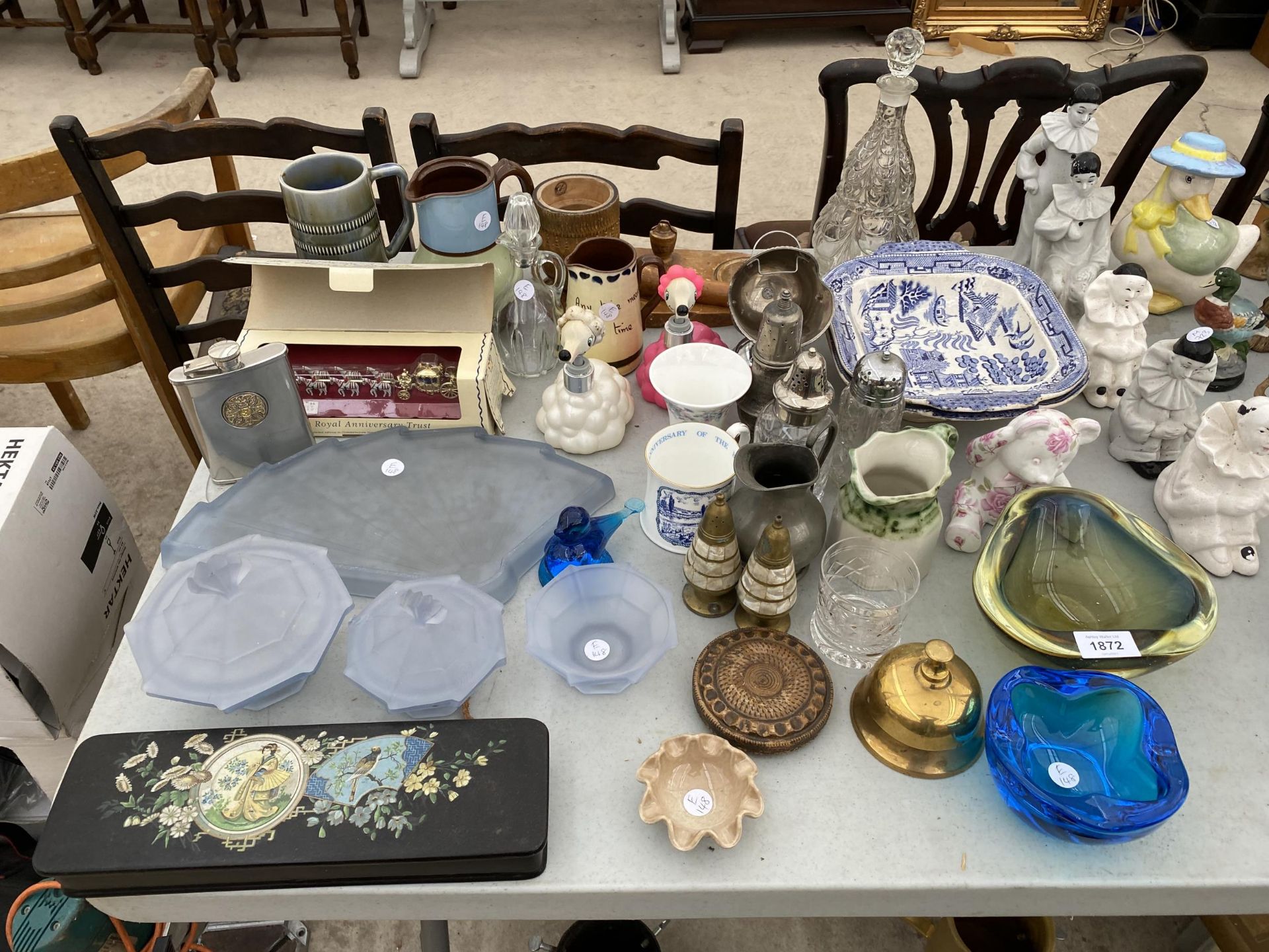 AN ASSORTMENT OF ITEMS TO INCLUDE SILVER PLATE, CERAMICS AND GLASS WARE ETC