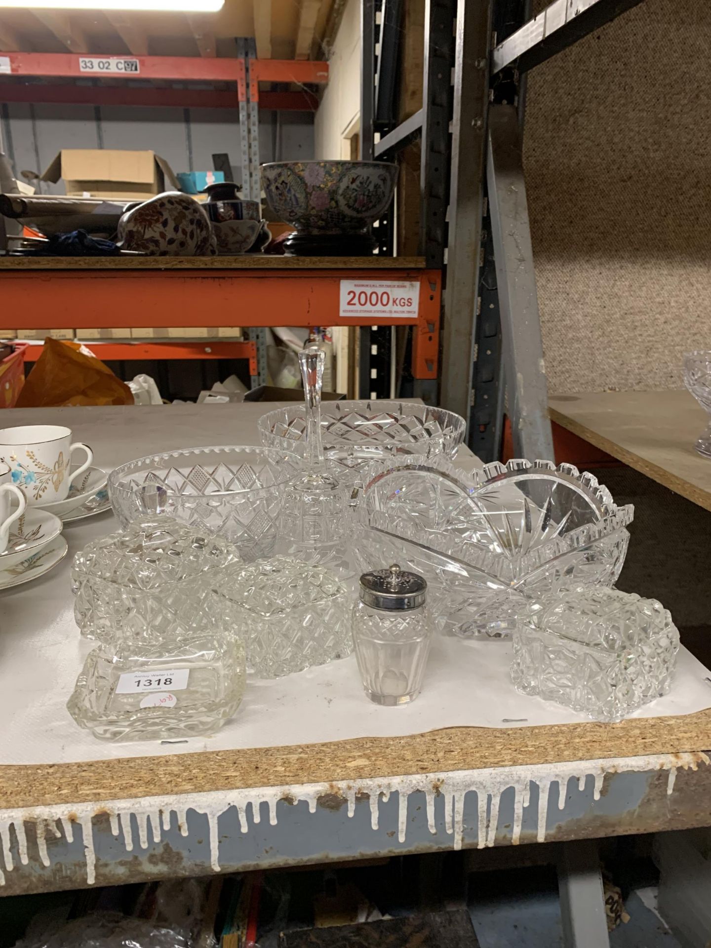 A QUANTITY OF GLASSWARE TO INCLUDE BOWLS, A BELL, TRINKET BOXES, ETC
