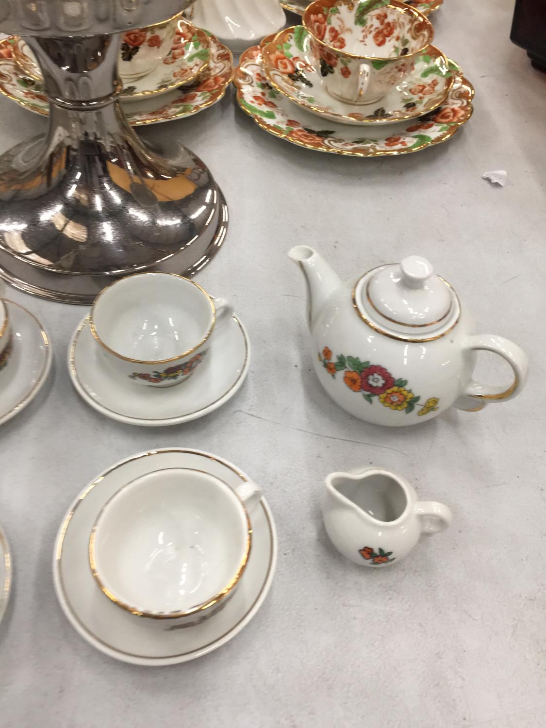 A VINTAGE CHILD'S CERAMIC TEASET TO INCLUDE FOOUR CUPS AND SAUCERS, A TEAPOT AND A CREAM JUG - Image 3 of 6