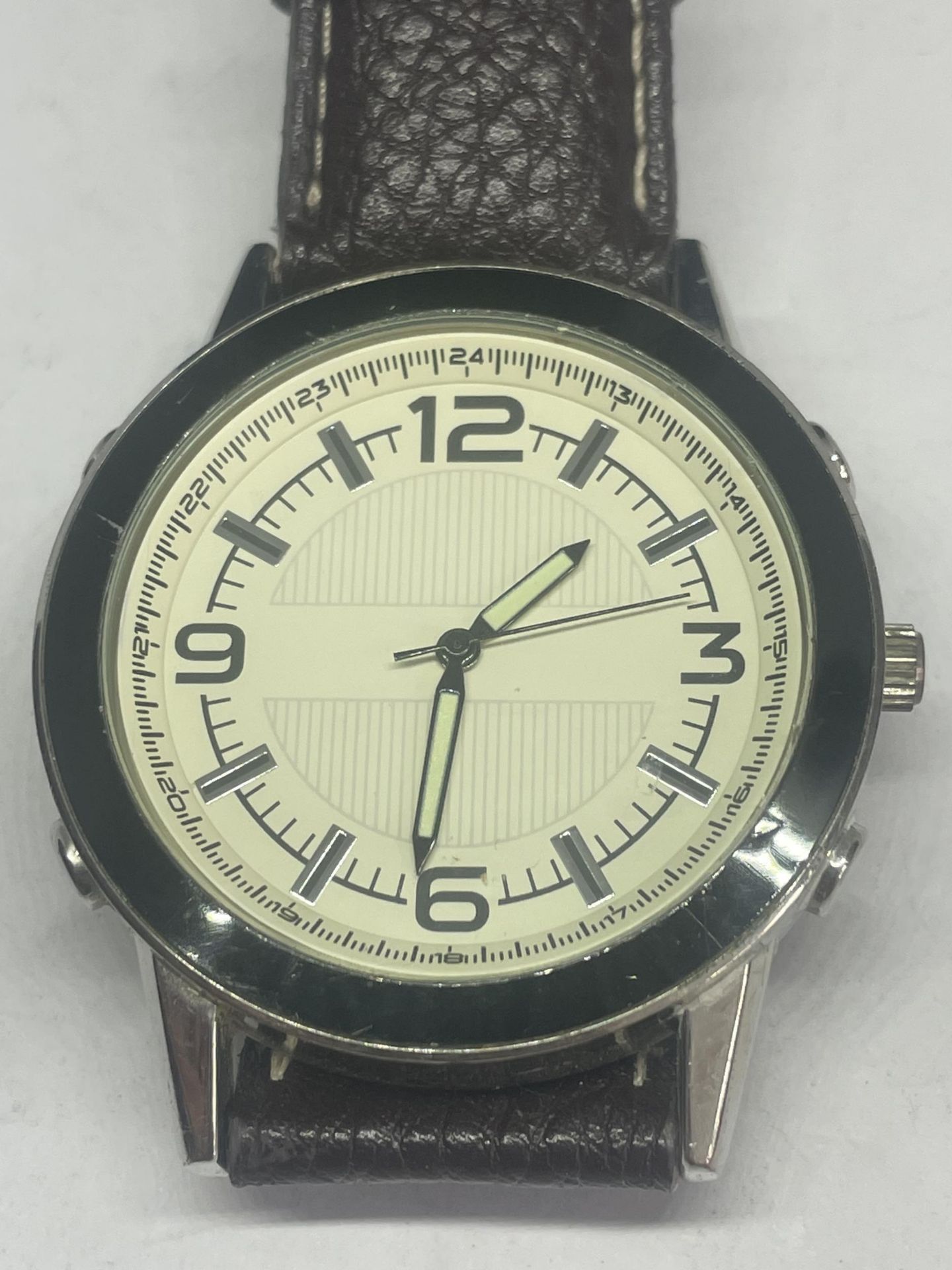 A WRIST WATCH WITH A BROWN LEATHER STRAP SEEN WORKING BUT NO WARRANTY - Image 2 of 4