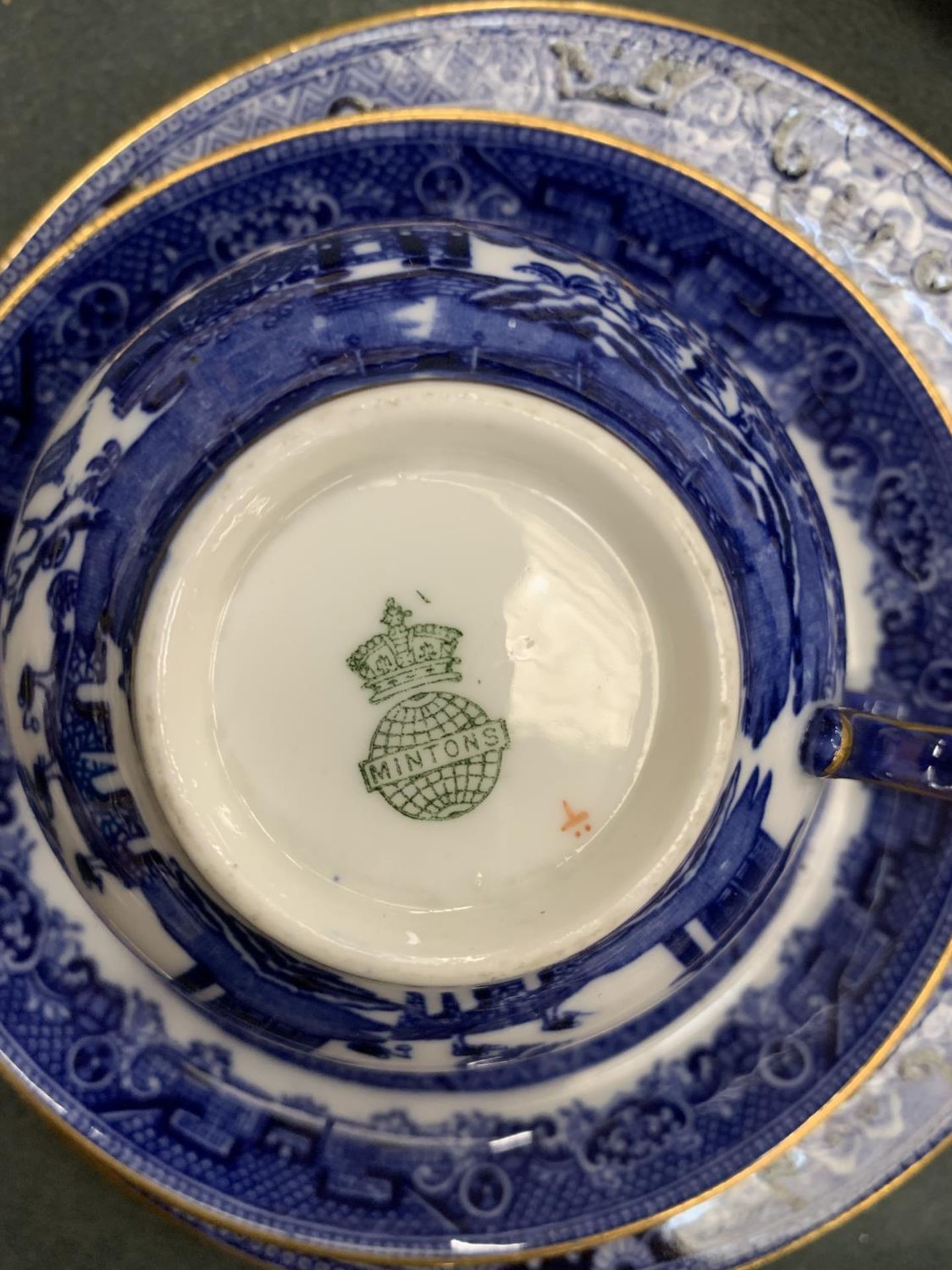 A QUANTITY OF BLUE AND WHITE CERAMICS TO INCLUDE ROYAL CROWN DERBY SAUCERS, MINTONS CUPS AND - Image 6 of 6