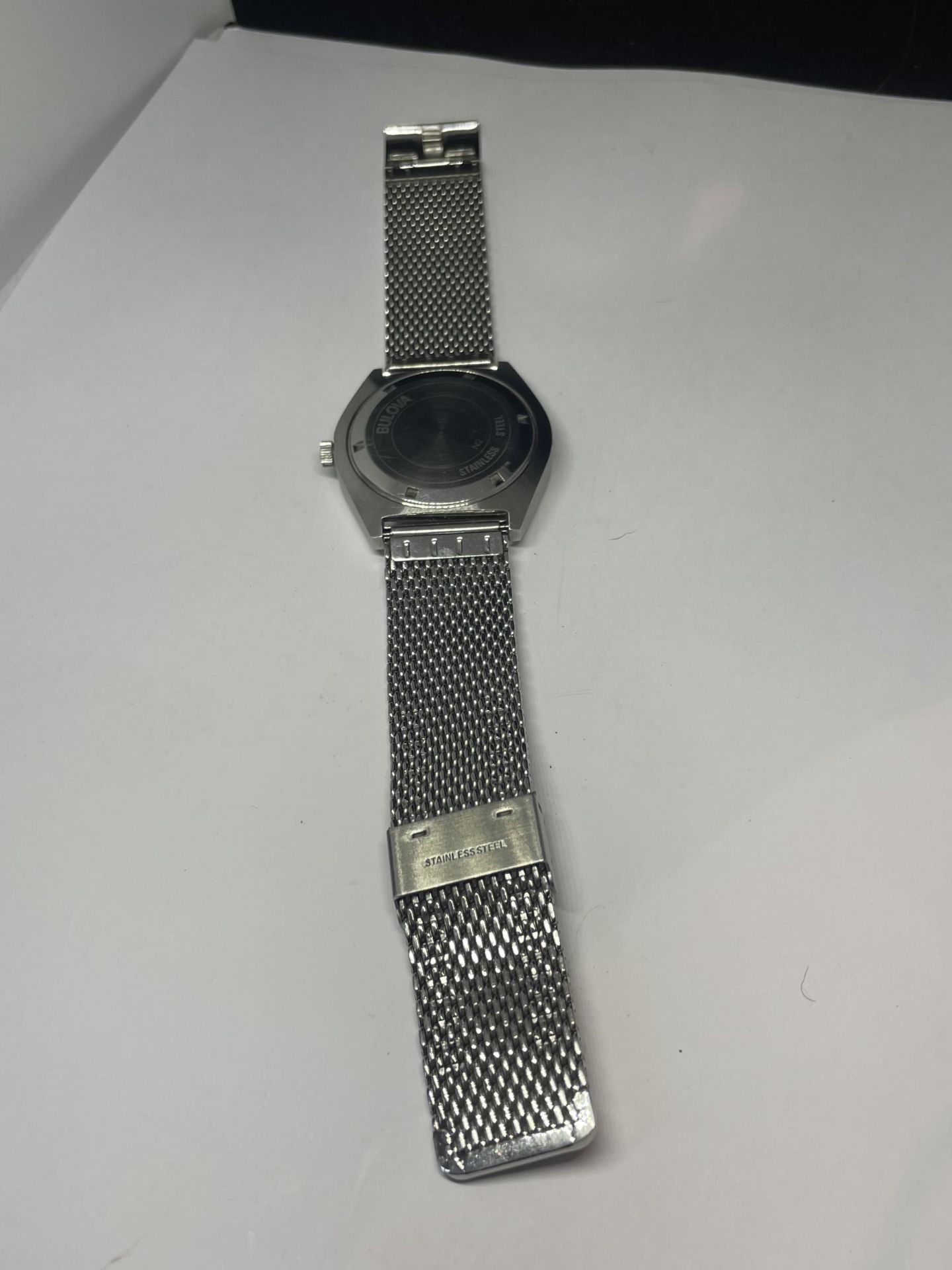 A RARE VINTAGE BULOVA AUTOMATIC GENTS N2 WRIST WATCH, SEEN WORKING BUT NO WARRANTIES GIVEN - Image 4 of 4