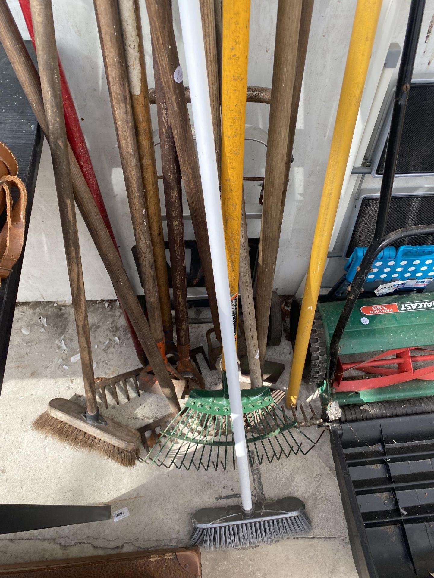 AN ASSORTMENT OF GARDEN TOOLS TO INCLUDE RAKES, A QUALCAST PANTHER AND HOES ETC - Image 3 of 3