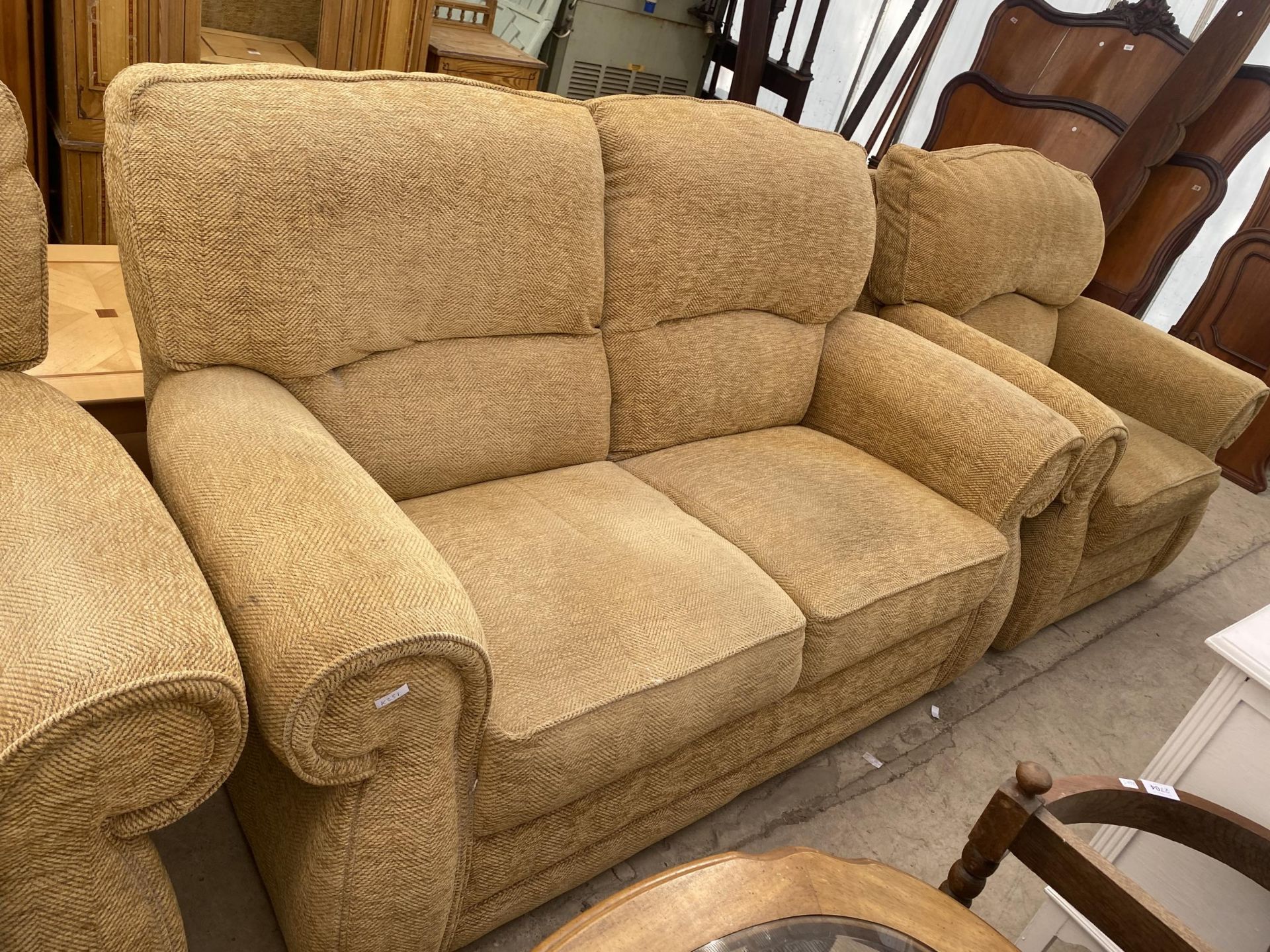 A MODERN BROWN THREE PIECE LOUNGE SUITE - Image 3 of 4