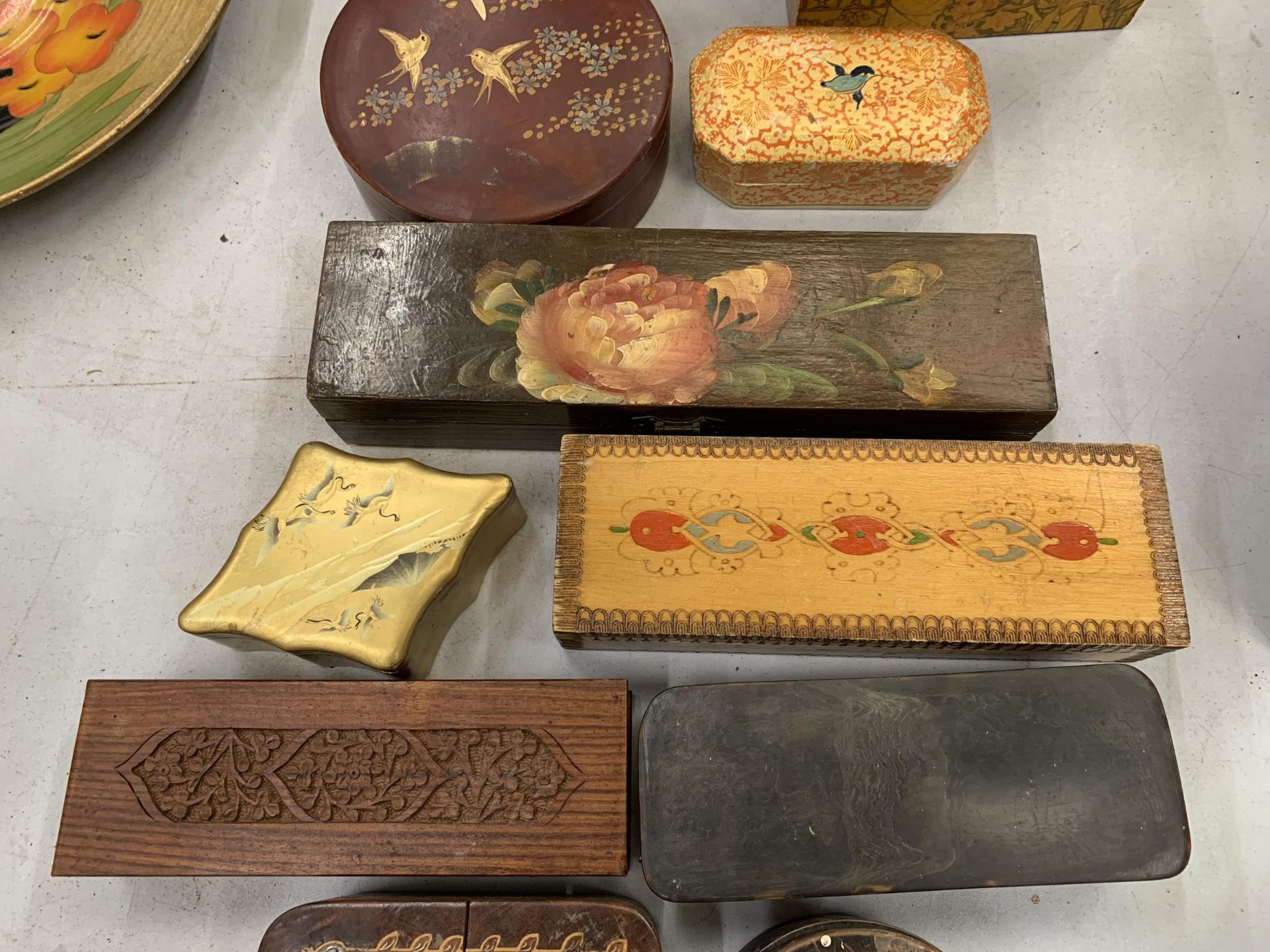 A MIXED GROUP OF TREEN AND WOODEN BOXES - Image 3 of 4