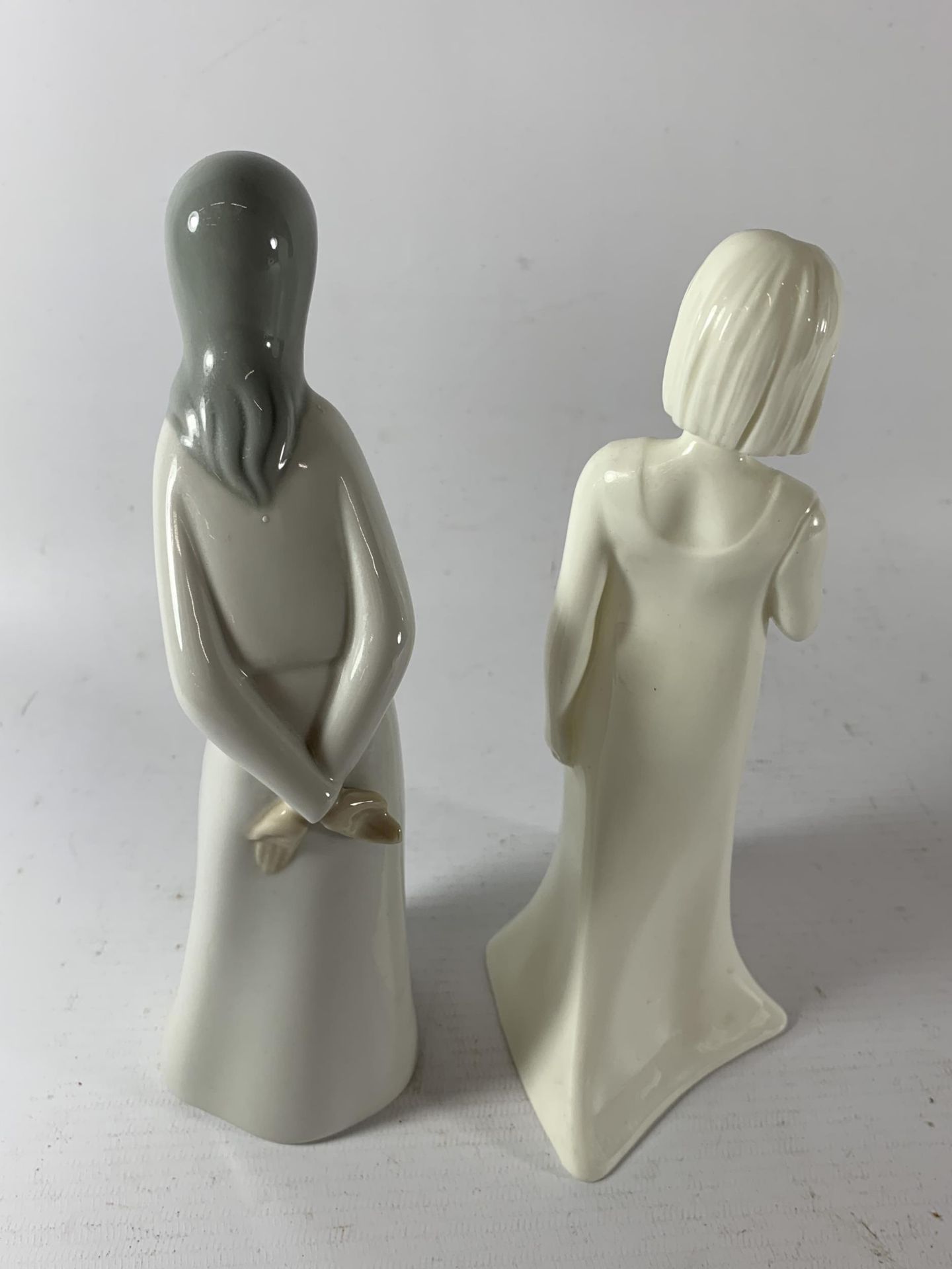 TWO LADY FIGURES TO INCLUDE A ROYAL WORCESTER MOMENTS WITH LOVE FIGURE - Image 2 of 3