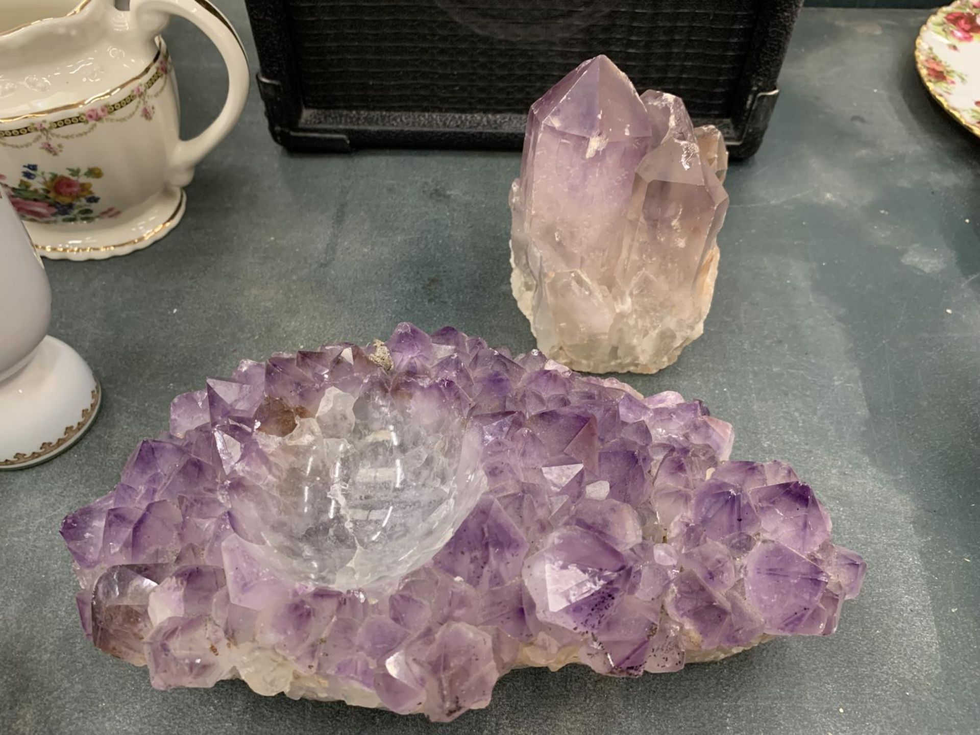 A COLLECTION OF LARGE CRYSTALS TO INCLUDE AMETHYST - 6 PIECES IN TOTAL - Image 2 of 3