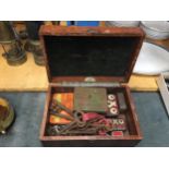 A WOODEN BOX OF ASSORTED ITEMS, VINTAGE OXO TINS, KEYS ETC