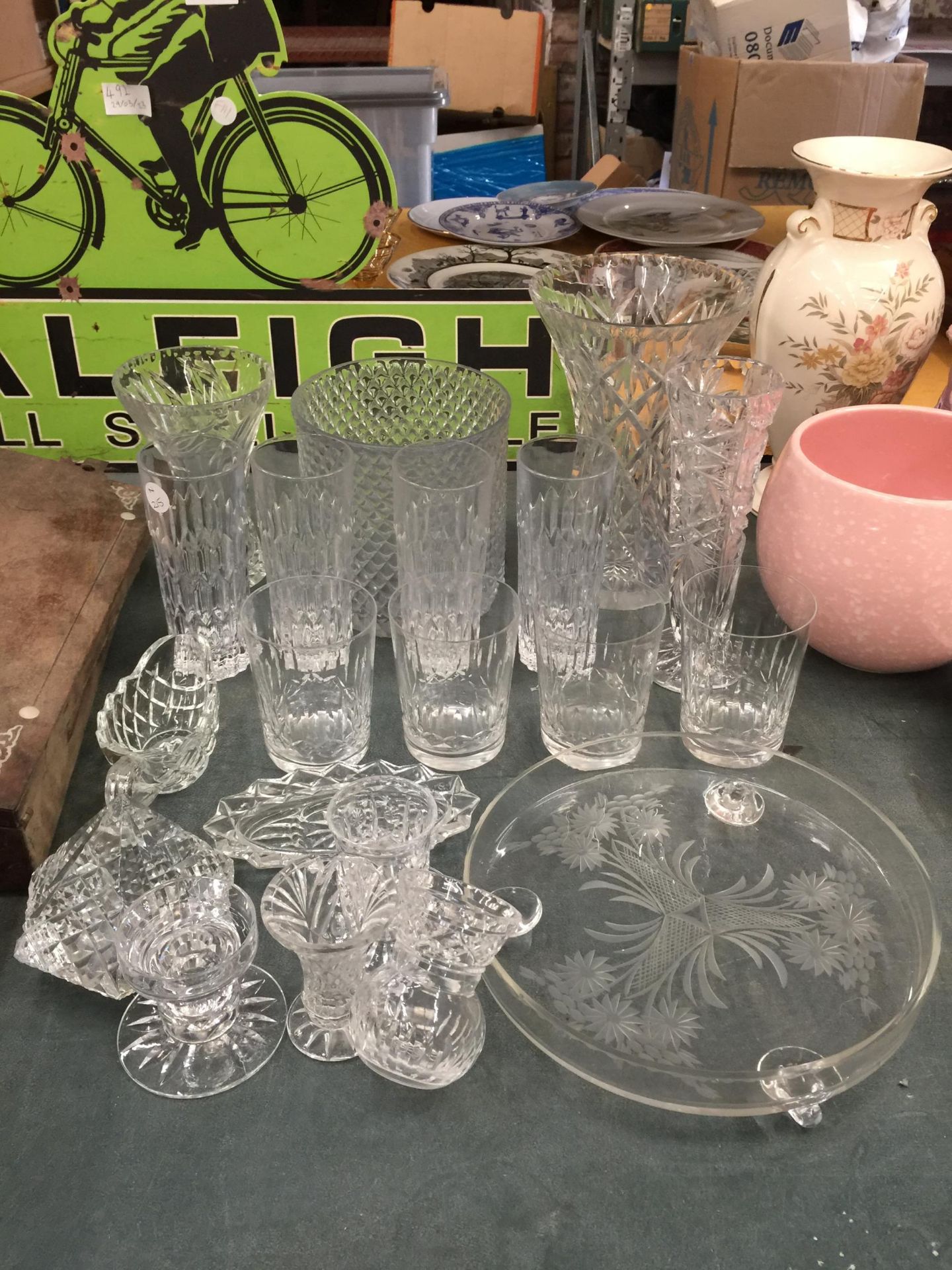 A COLLECTION OF CUT GLASS ITEMS, WHISKY TUMBLERS ETC