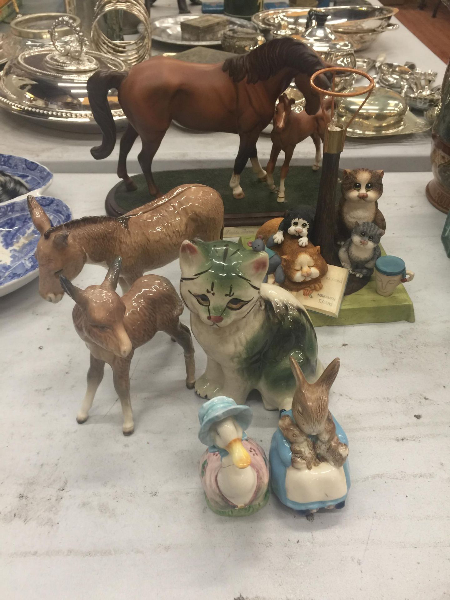 A QUANTITY OF CERAMIC ANIMALS TO INCLUDE A HORSEAND FOAL ON A PLINTH 'FIRST BORN', BESWICK