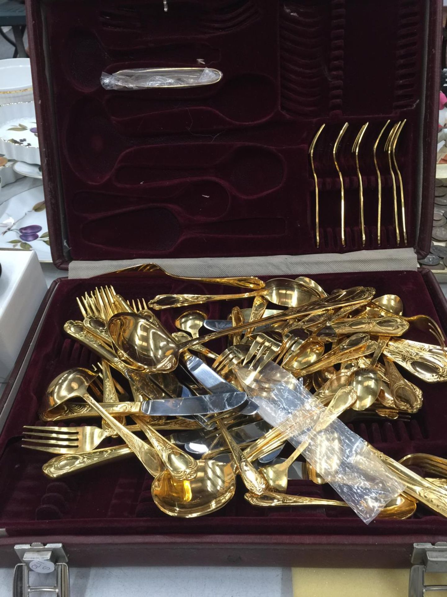 A YELLOW METAL CANTEEN OF CUTLERY IN A CASE