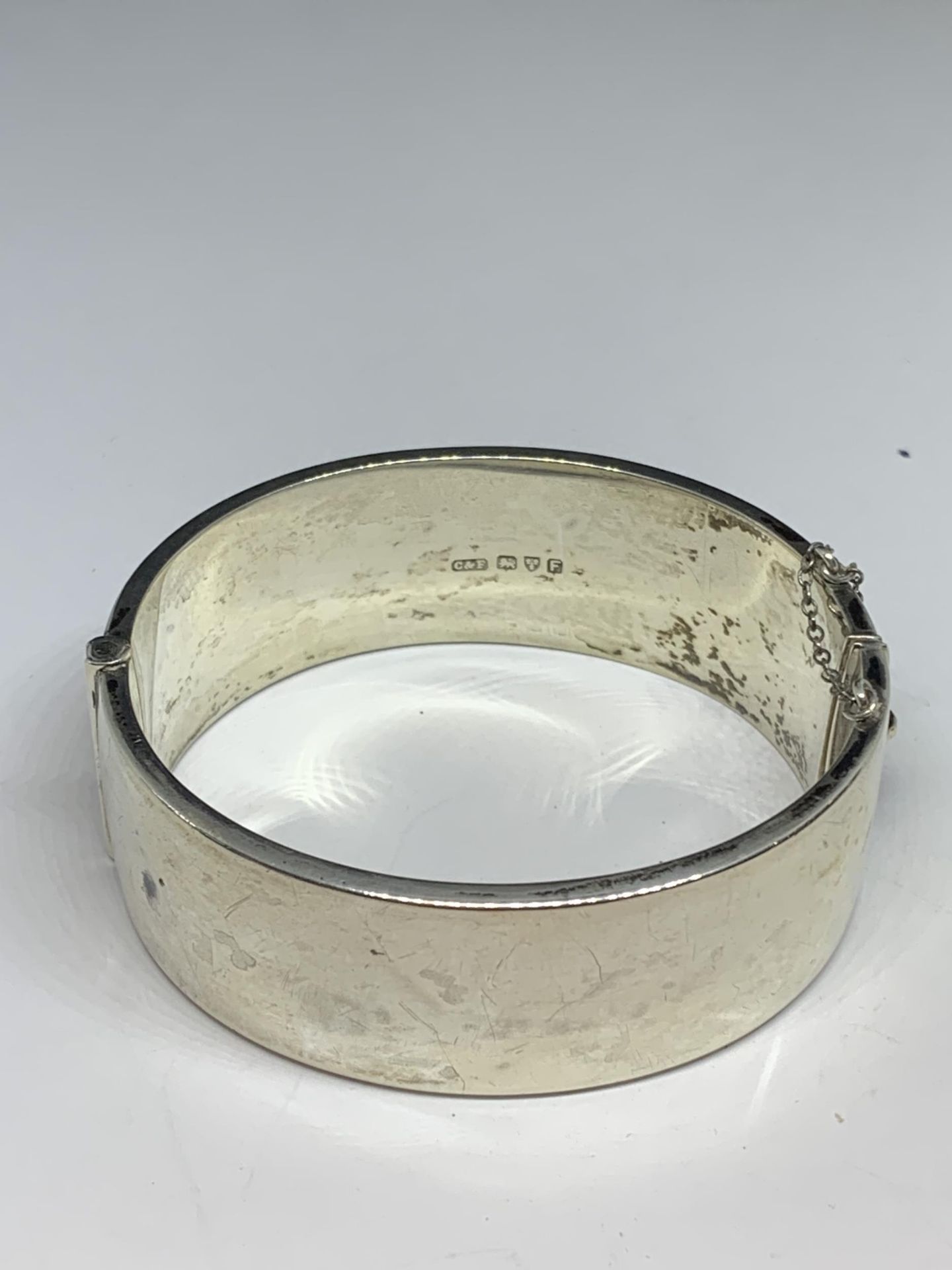 A HALLMARKED CHESTER SILVER BANGLE - Image 2 of 3