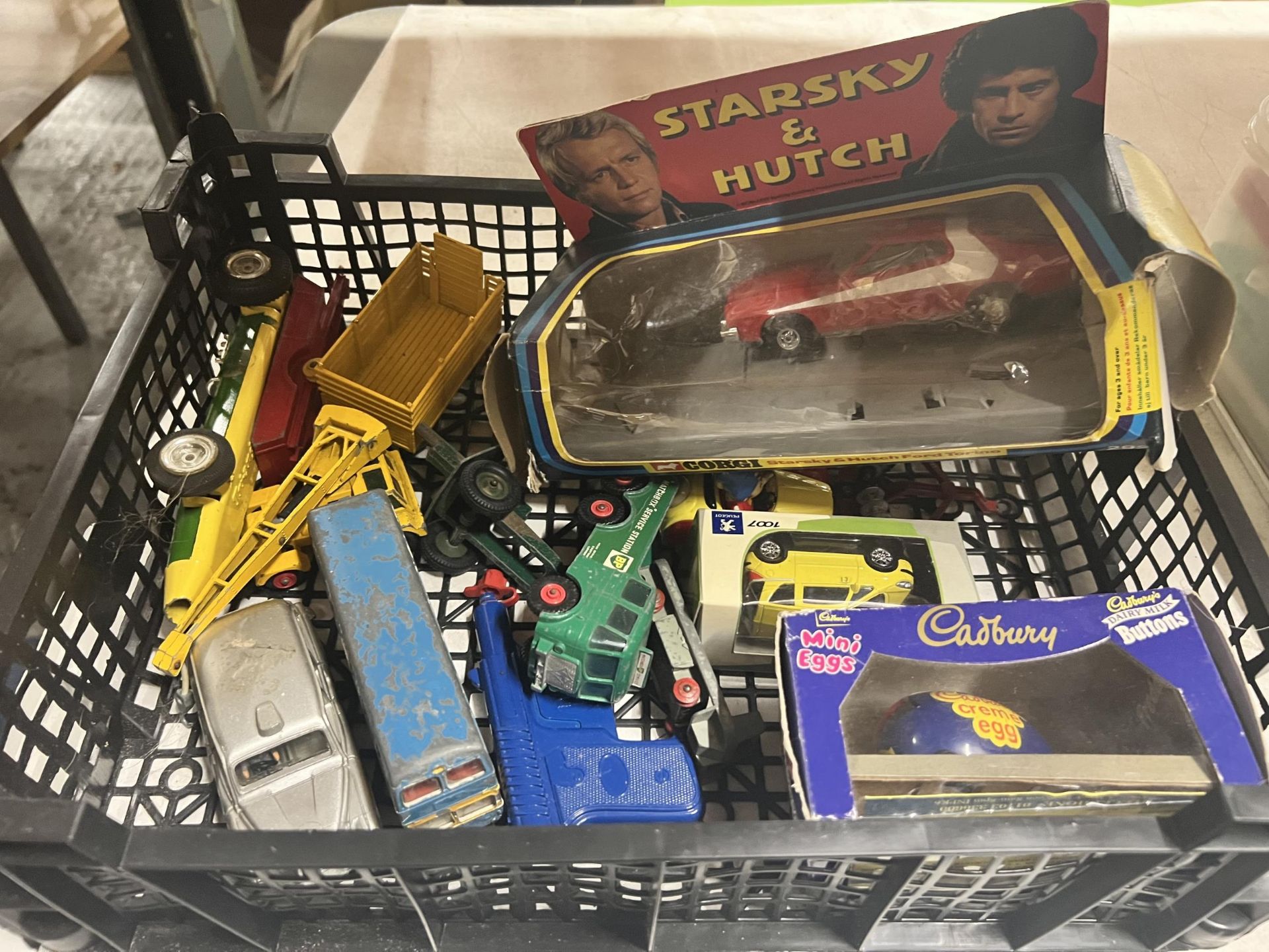 A QUANTITY OF DIE-CAST VEHICLES TO INCLUDE A BOXED CORGI STARSKY AND HUTCH