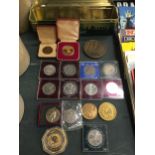 A QUANTITY OF COINS TO INCLUDE COMMEMORATIVE CROWNS, ETC