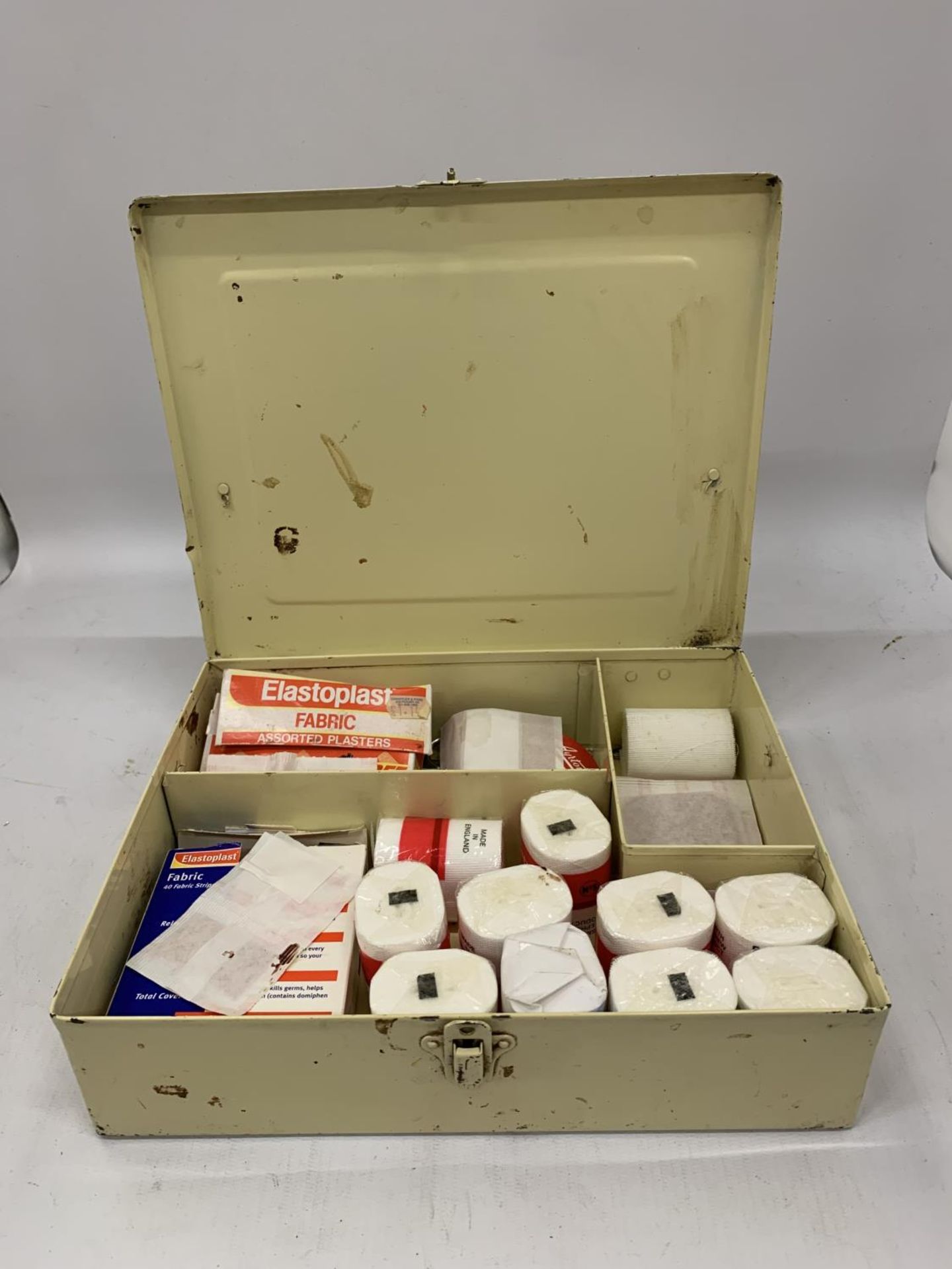 A VINTAGE FIRST AID TIN WITH CONTENTS - Image 5 of 5