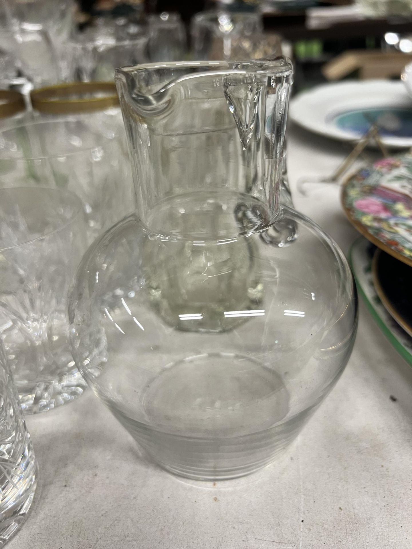 A QUANTITY OF GLASSWARE TO INCLUDE WINE GLASSES, TUMBLERS, SHOT GLASSES, ETC., - Image 2 of 3