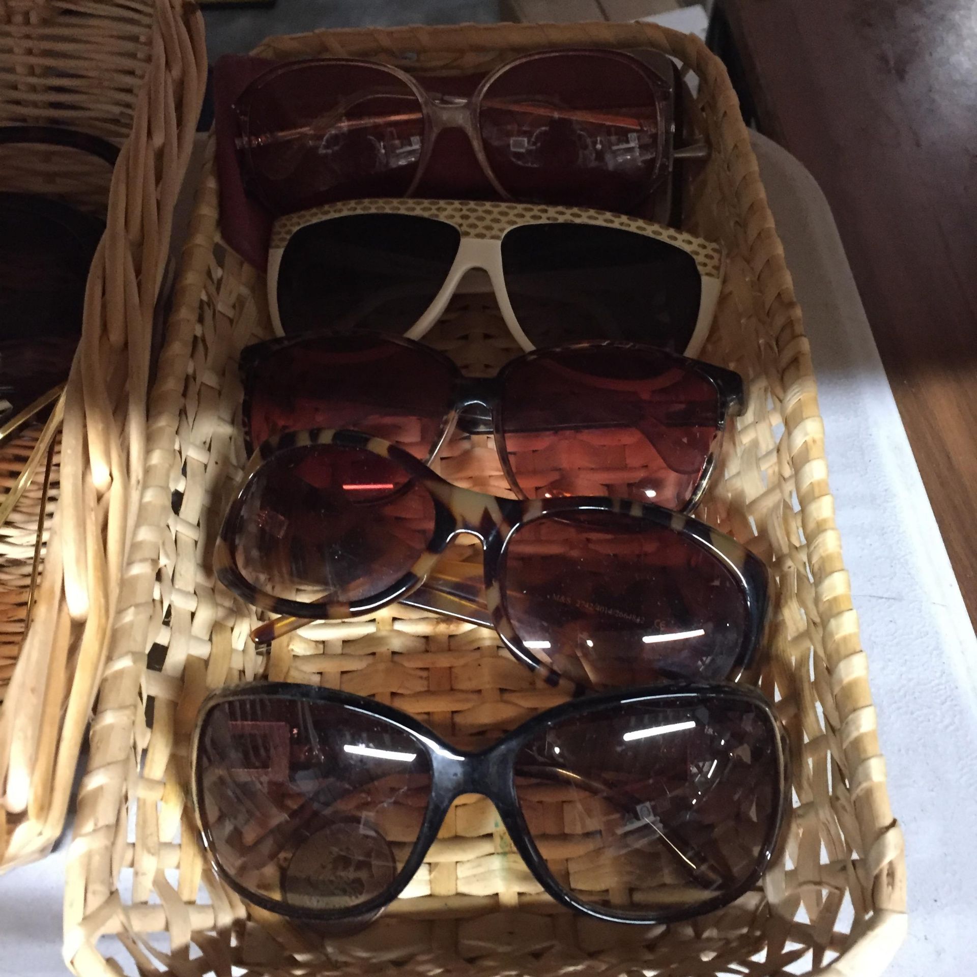 A GROUP OF VINTAGE SUNGLASSES AND PURSES - Image 2 of 5