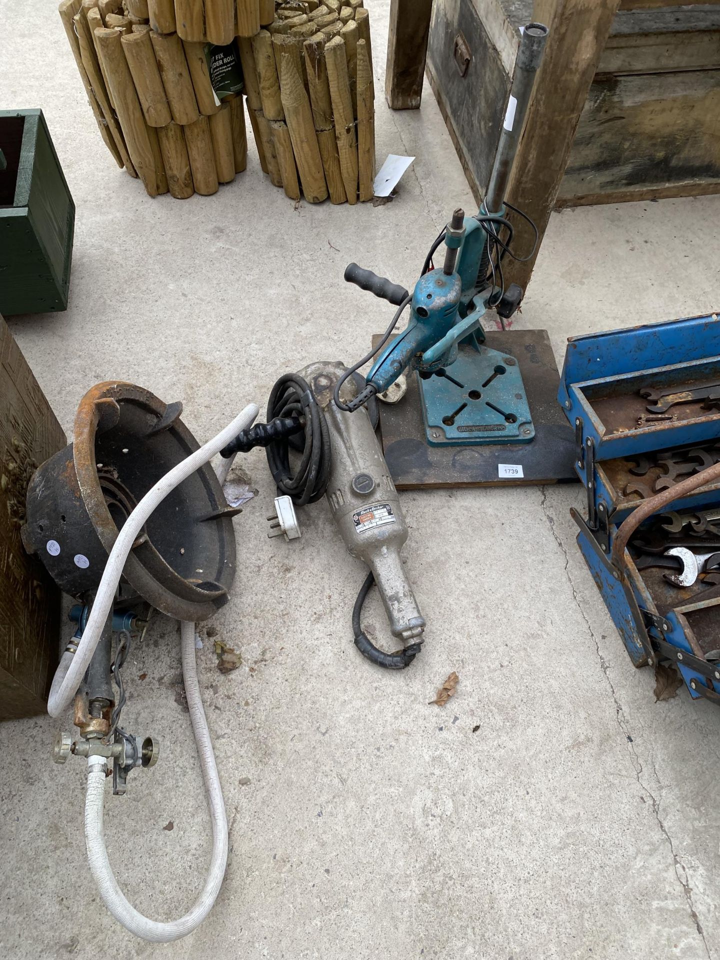 A BLACK AND DECKER DRILL AND DRILL STAND AND A BLACK AND DECKER GRINDER
