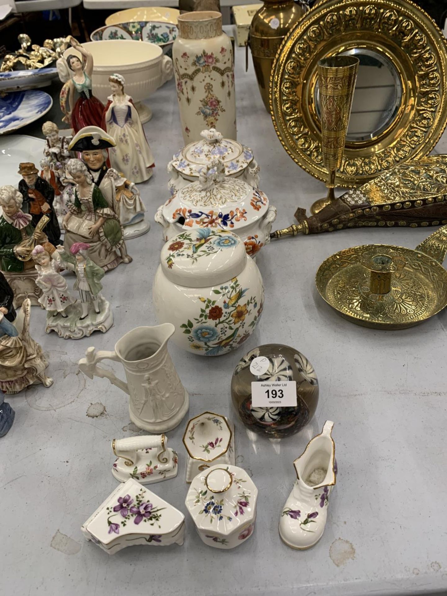 A QUANTITY OF CERAMIC ITEMS TO INCLUDE EARLY 20TH CENTURY TUREENS, A CROWN DEVON FIELDINGS BLUSH