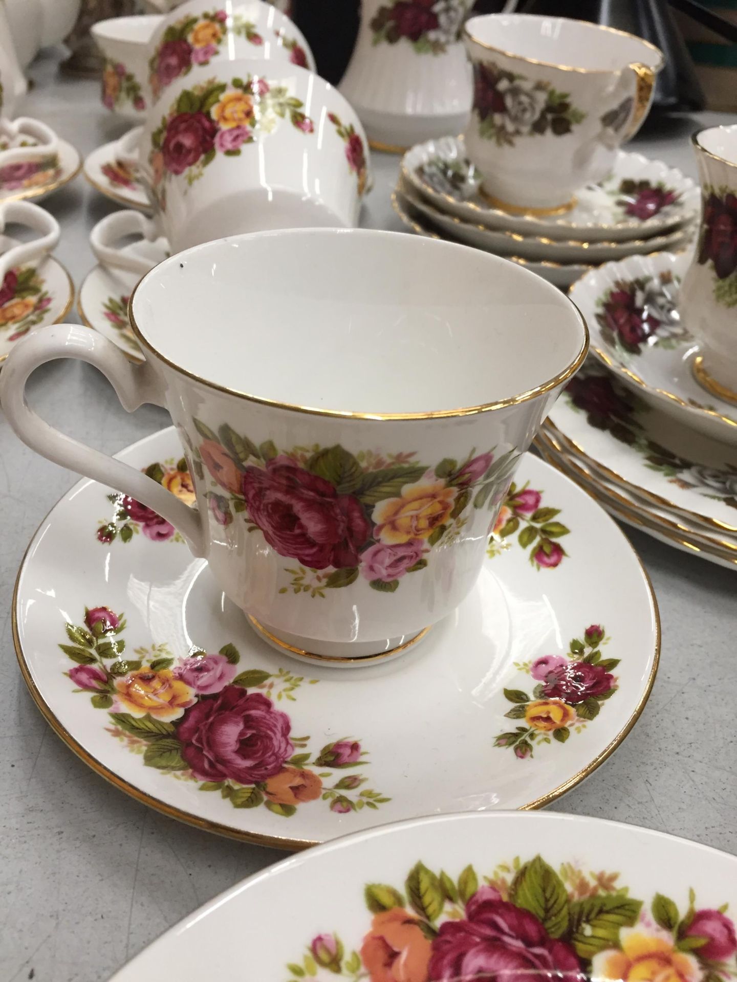 A QUANTITY OF TEAWARE TO INCLUDE ROYAL IMPERIAL CUPS, SAUCERS AND CREAM JUG, PLUS COUNTRY ROSE STYLE - Image 5 of 8