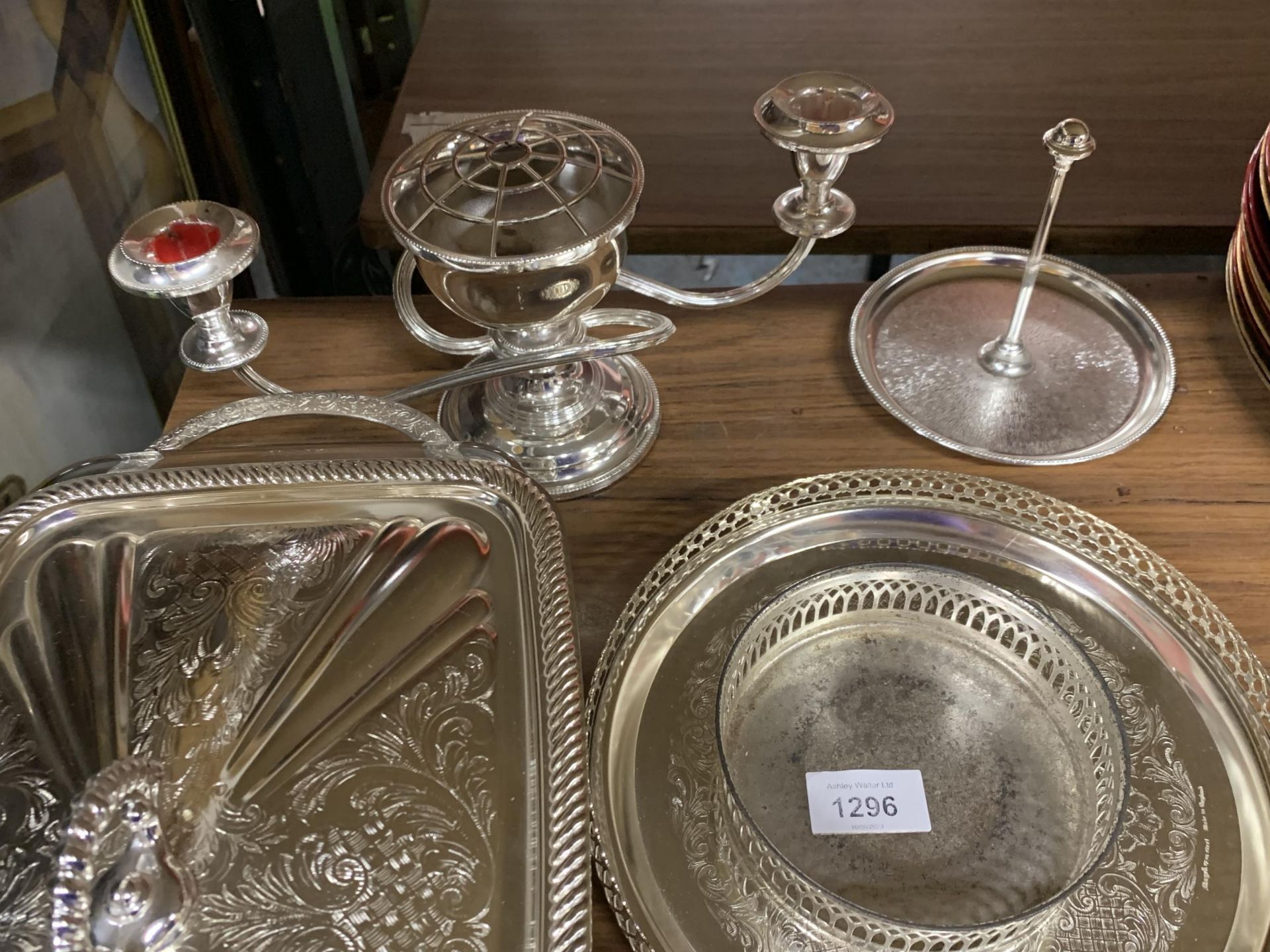 A QUANTITY OF SILVER PLATED ITEMS TO INCLUDE A SERVING DISH, CANDLEABRA, CRUET SET, TRAYS, ETC - Image 3 of 3
