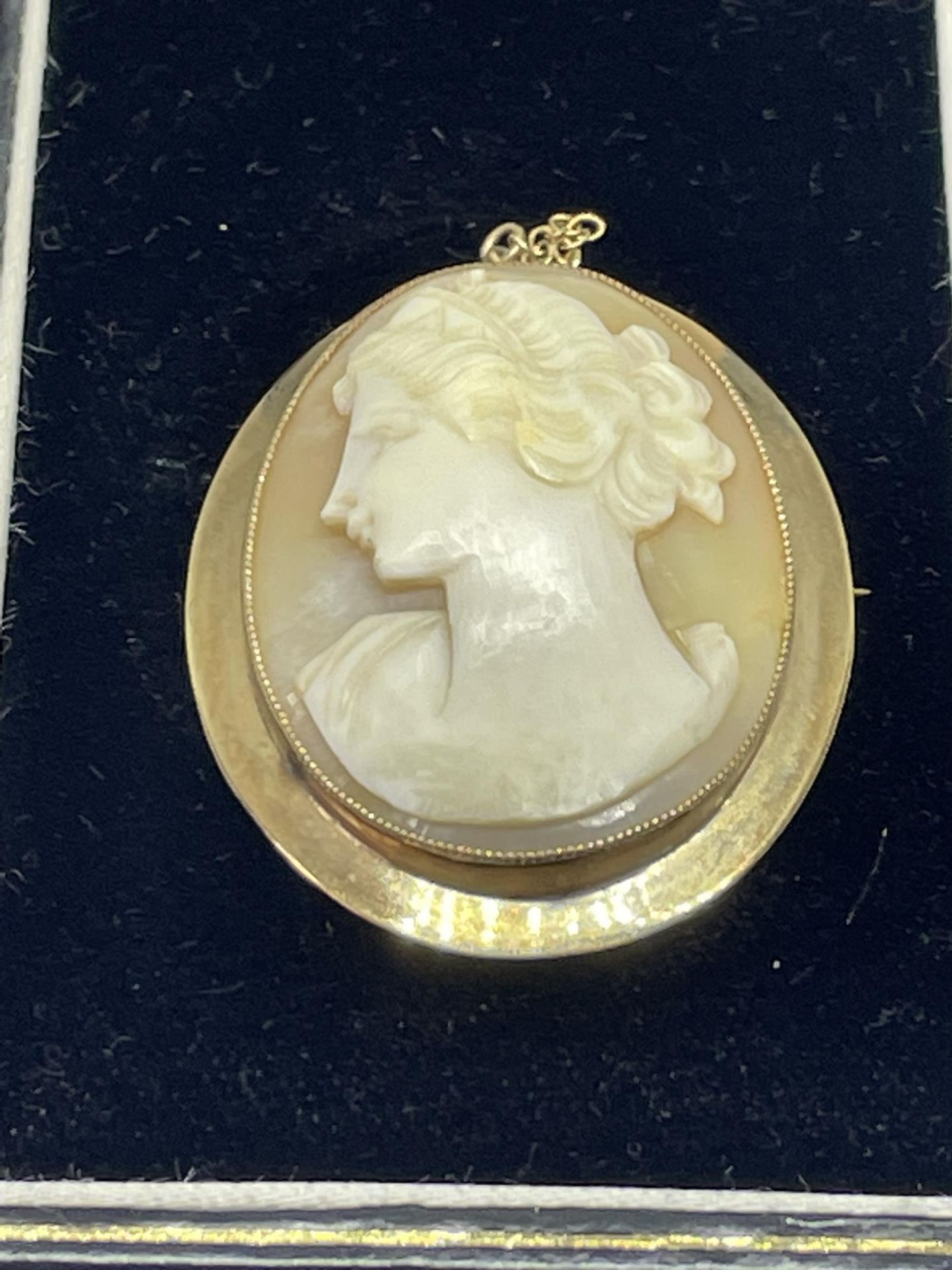 A CAMEO BROOCH WITH A 9 CARAT GOLD SURROUND GROSS WEIGHT 10.1 GRAMS WITH PRESENTATION BOX - Image 4 of 4