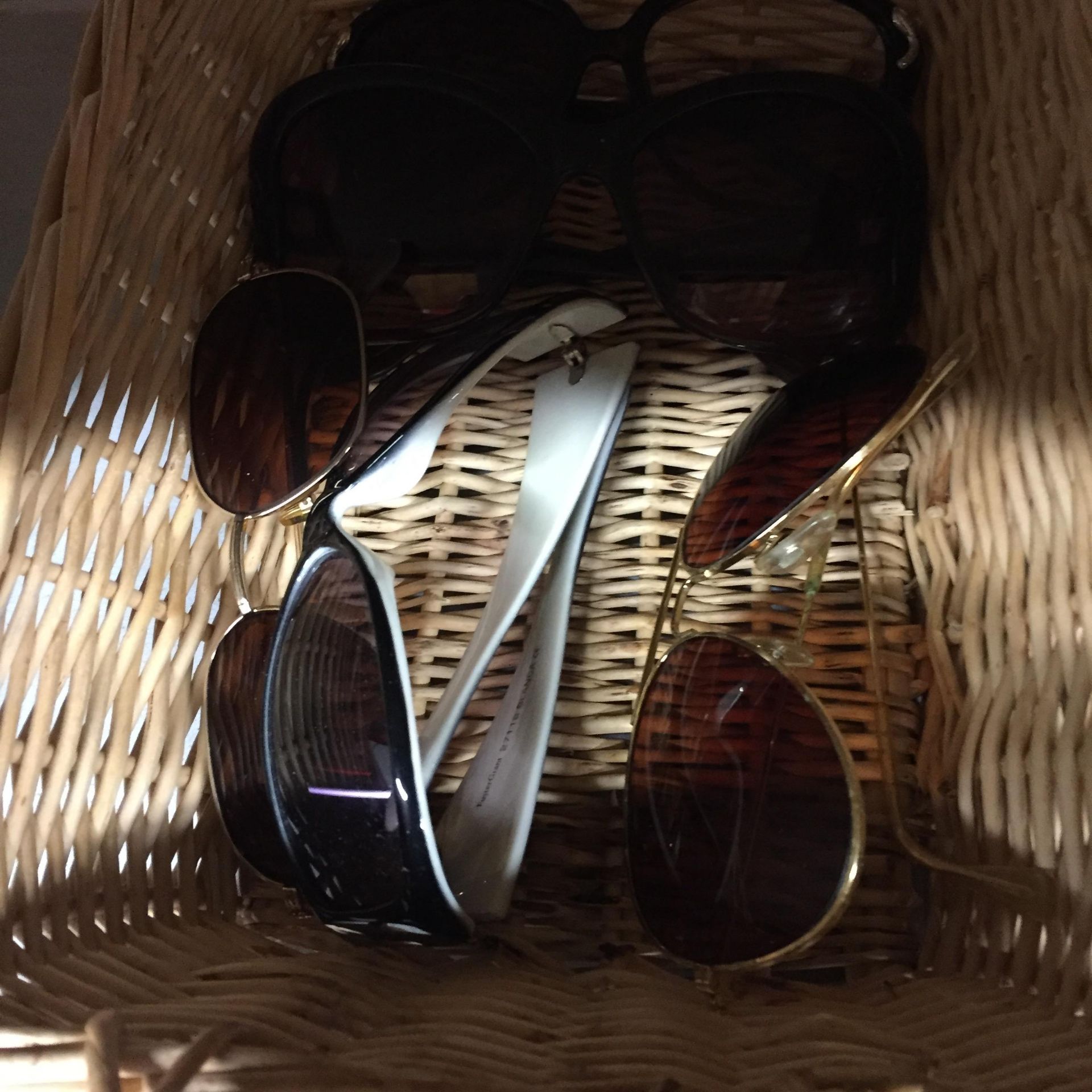 A GROUP OF VINTAGE SUNGLASSES AND PURSES - Image 3 of 5