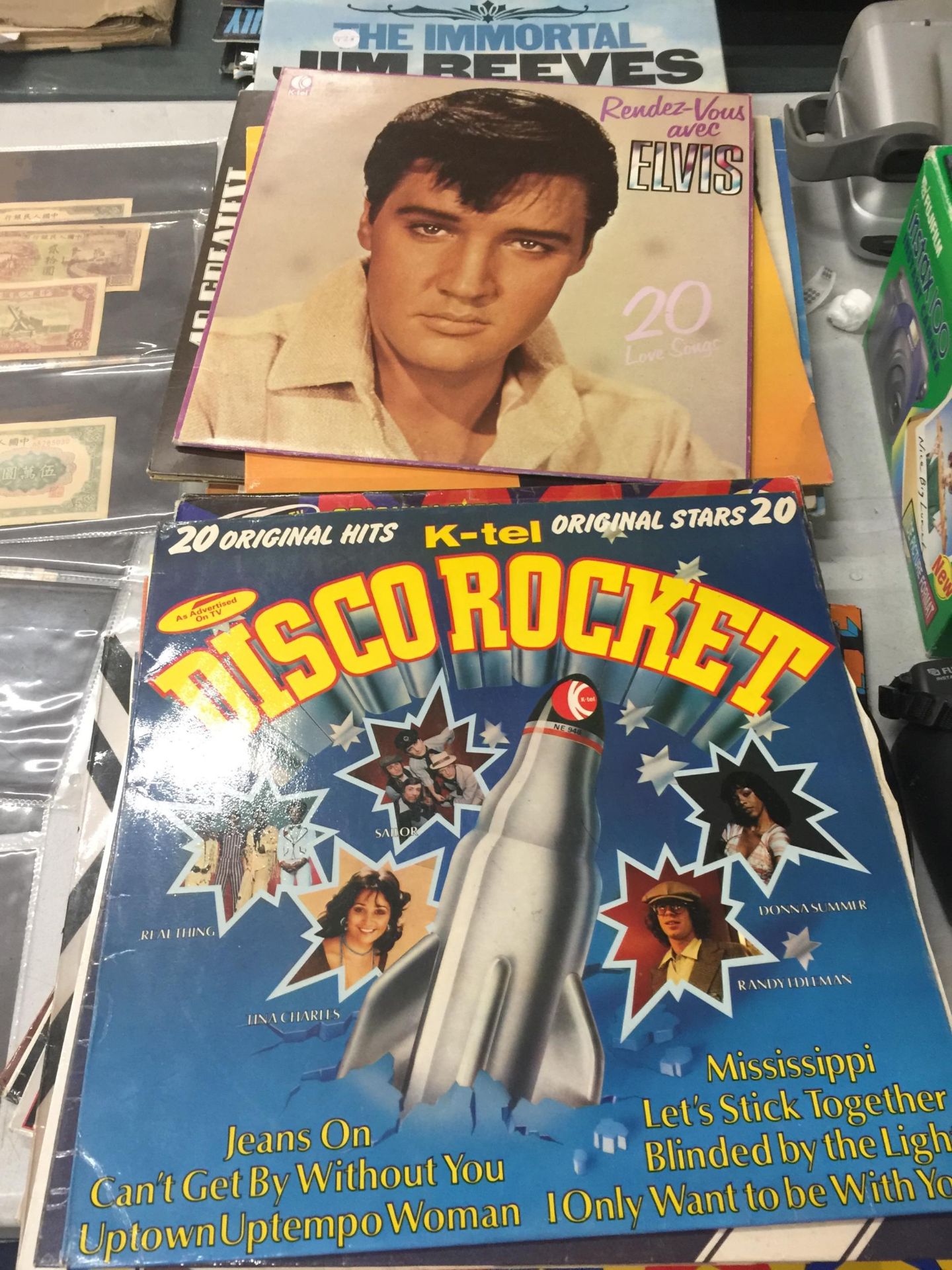 A COLLECTION OF VINTAGE LP VINYL RECORDS TO INCLUDE ELVIS, COMPILATION ALBUMS, JIM REEVES, ETC