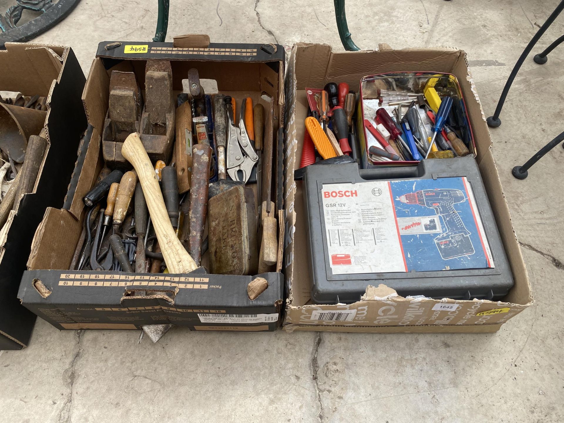 AN ASSORTMENT OF VINTAGE TOOLS TO INCLUDE PLIERS, SCREW DRIVERS AND WOOD PLANES ETC