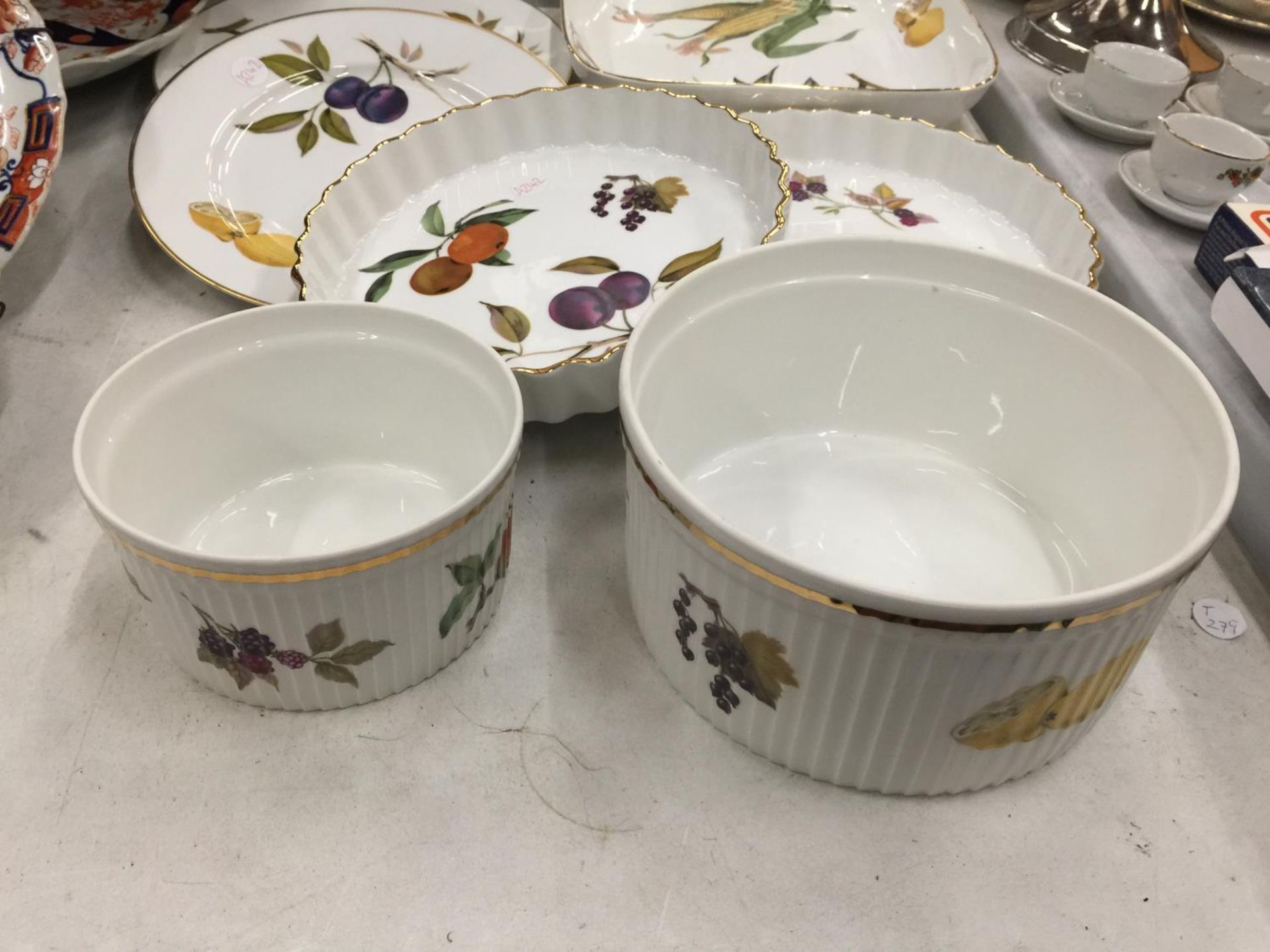 A QUANTITY OF ROYAL WORCESTER 'EVESHAM' DINNERWARE TO INCLUDE SERVING DISHES, FLAN DISHES, PLATES - Image 3 of 8