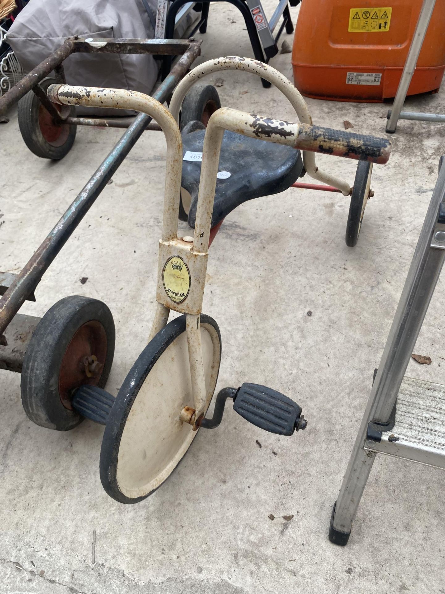 A VINTAGE CHILDRENS TRICYCLE - Image 2 of 2