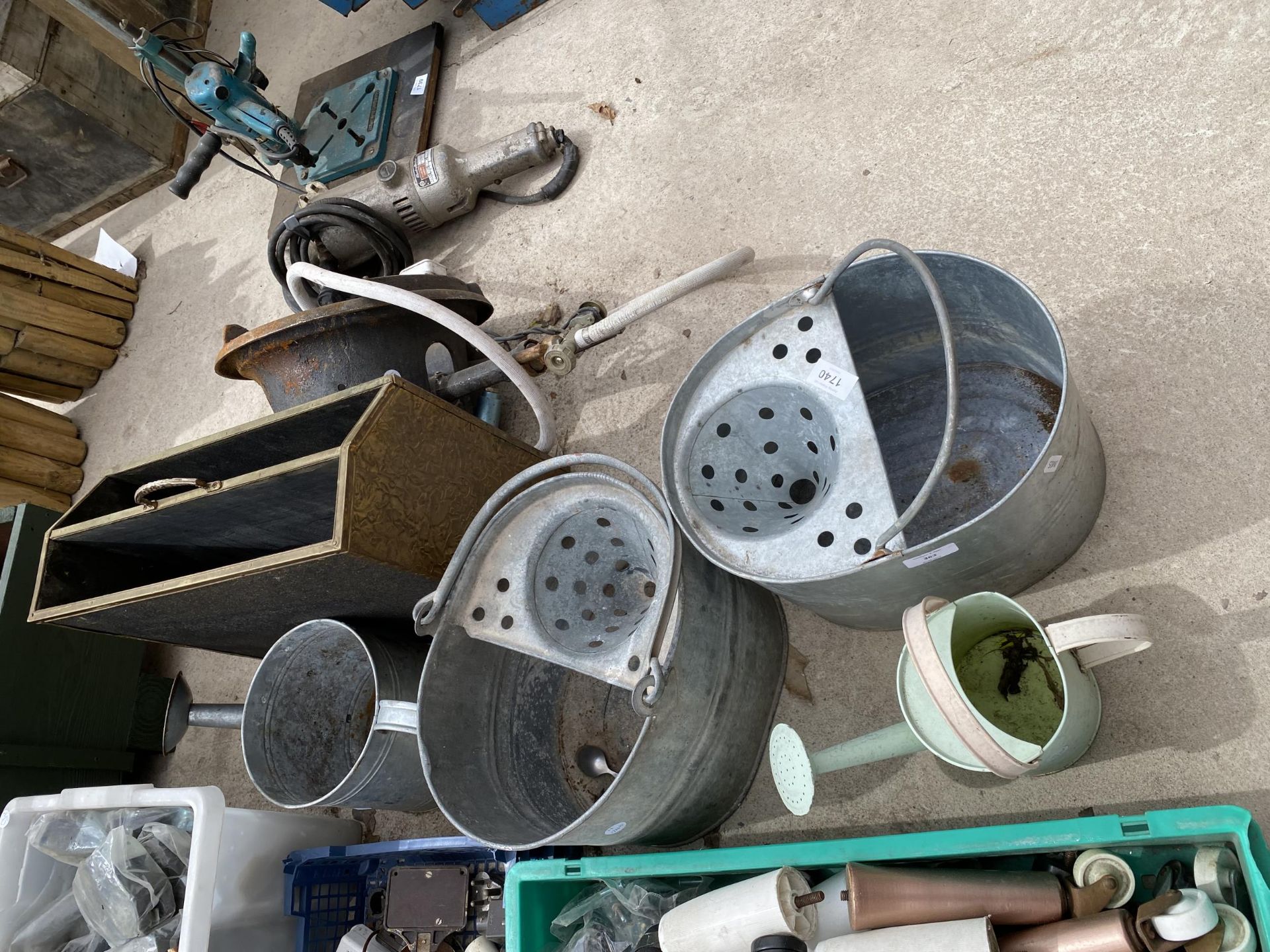 AN ASSORTMENT OF ITEMS TO INCLUDE A BRASS MAGAZINE RACK AND TWO GALVANISED MOP BUCKETS ETC