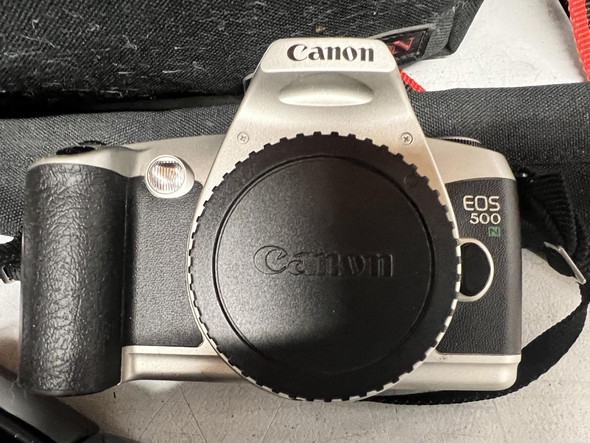 A CANON EOS 500 CAMERA WITH TWO EXTRA LENSES, TWO FLASHES AND A CAMERA BAG - Image 4 of 6