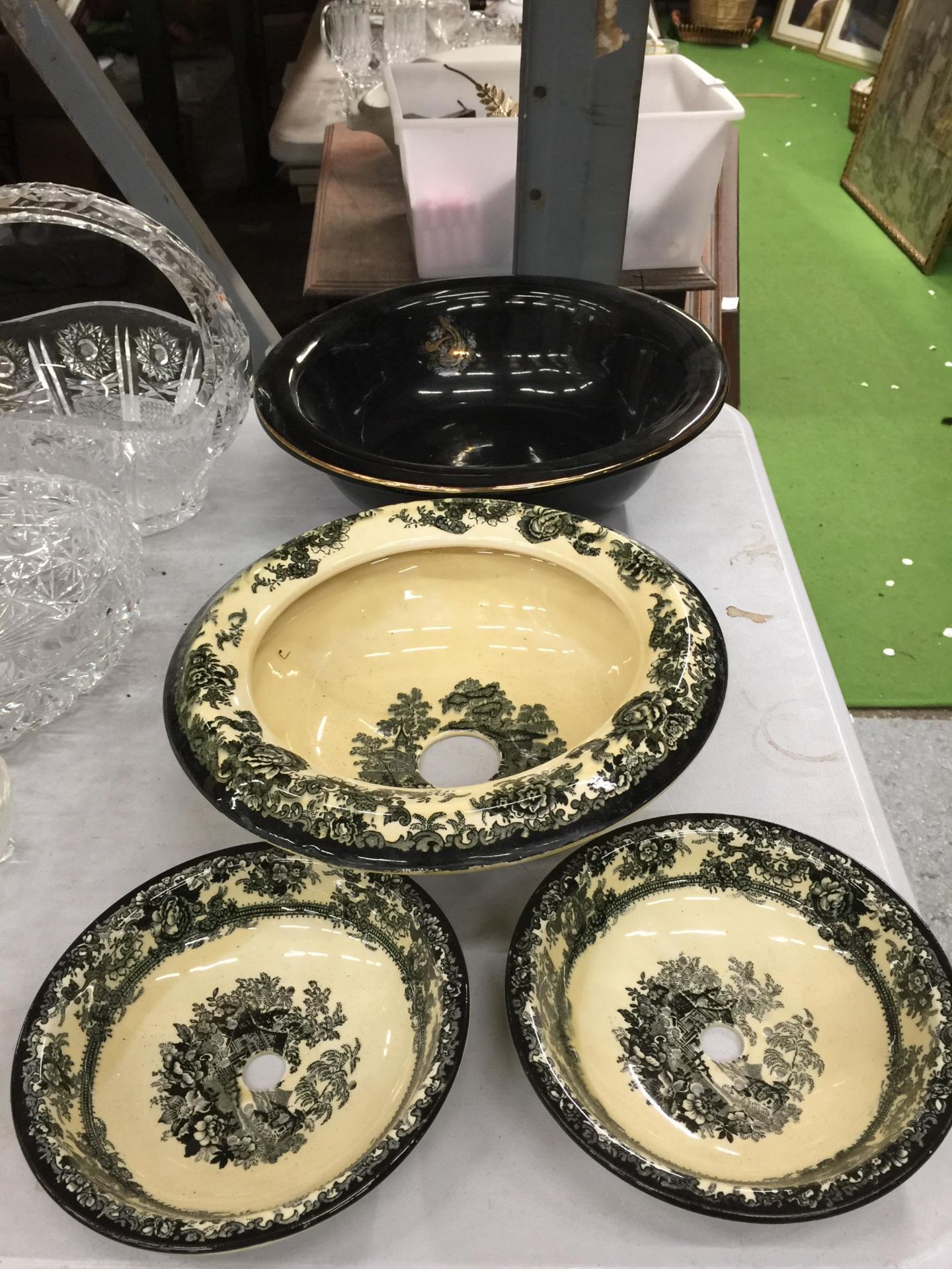 A QUANTITY OF CERAMICS TO INCLUDE A LARGE WASHBOWL