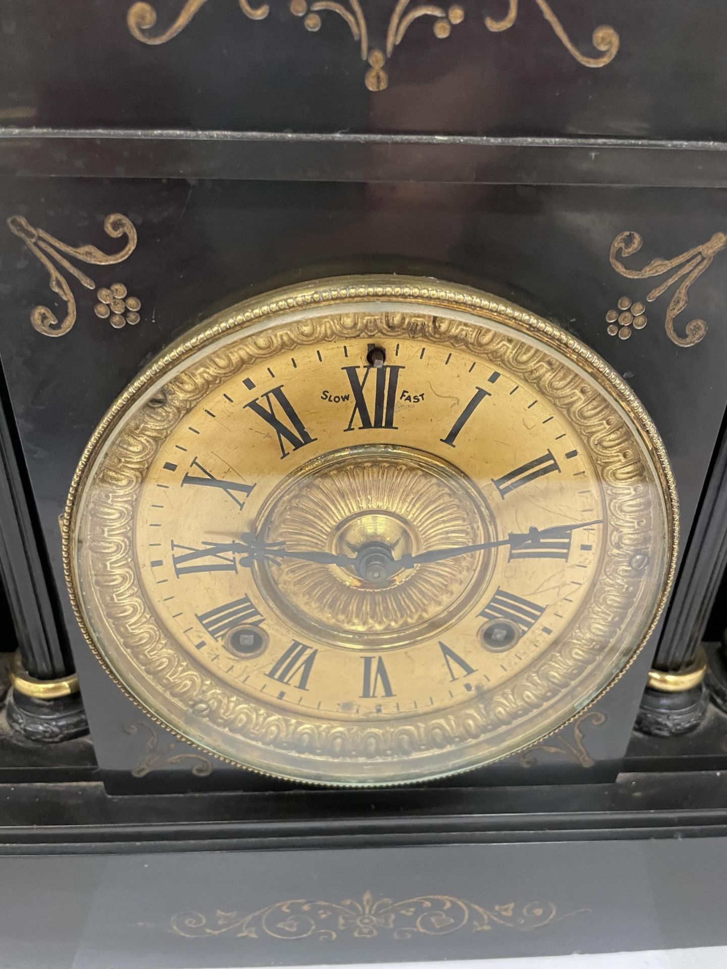 AN ANTIQUE BLACK SLATE MARBLE MANTLE CLOCK WITH TRIPLE CORINTHIAN COLUMNS AND GILT DESIGN DIAL, WITH - Image 2 of 6