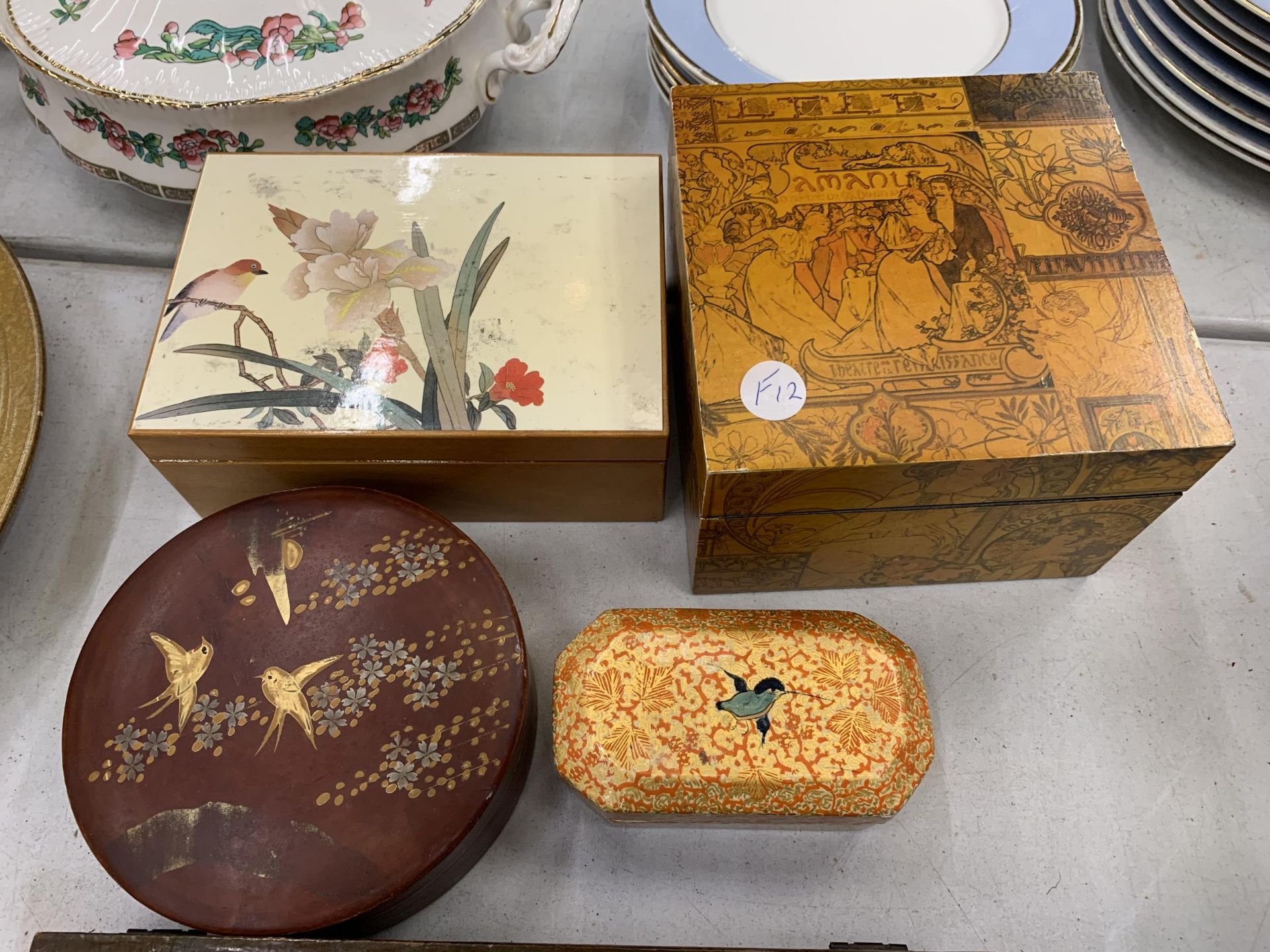 A MIXED GROUP OF TREEN AND WOODEN BOXES - Image 2 of 4