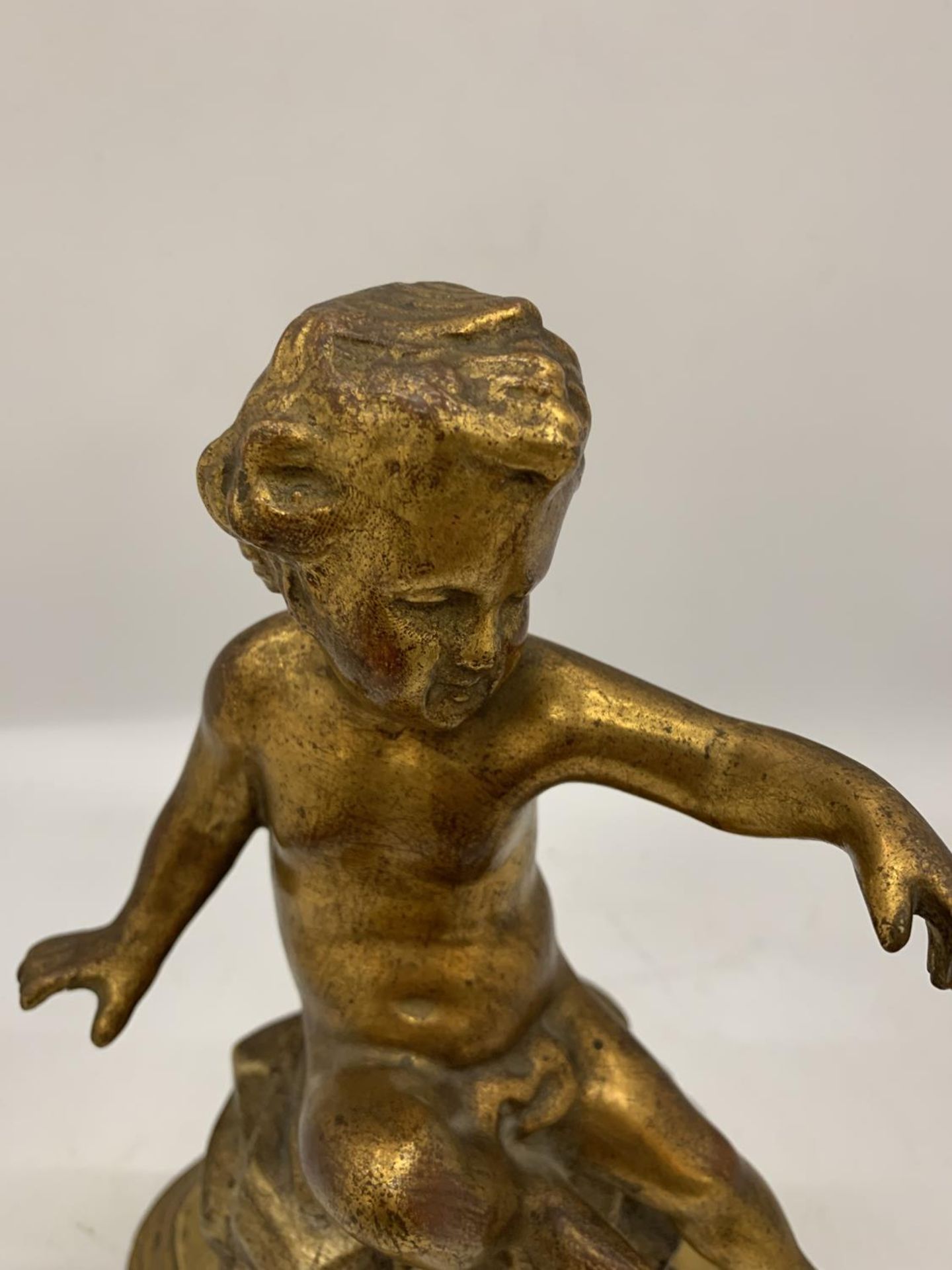 AN ORNAMENT OF A GILT CHERUB HEIGHT 26CM - Image 2 of 4