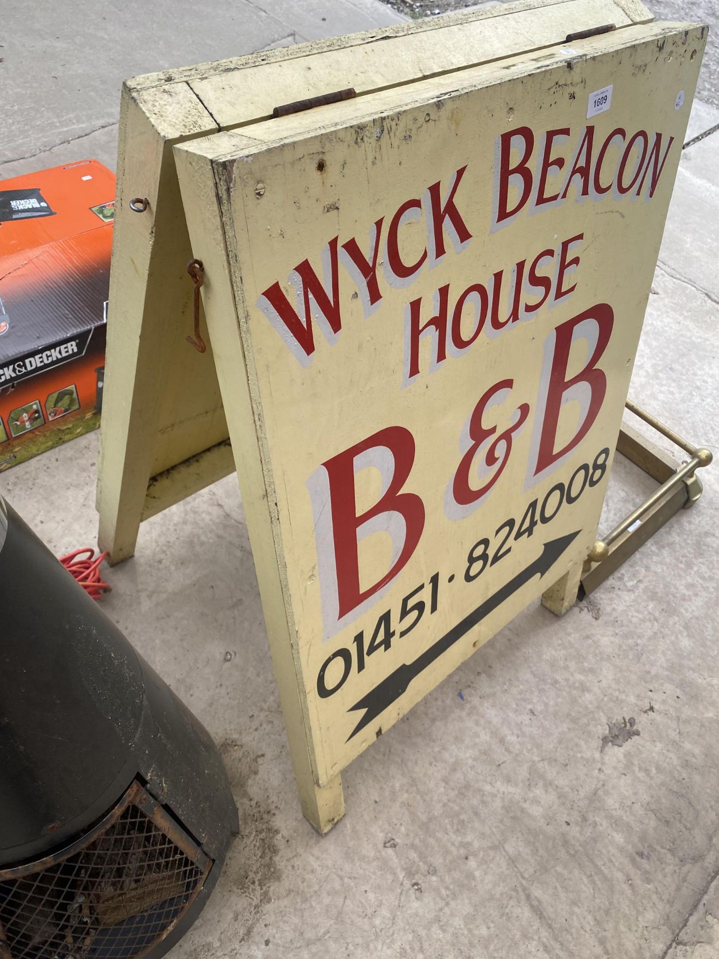 A WOODEN 'WYCK BEACON B&B' A FRAME SIGN - Image 2 of 2