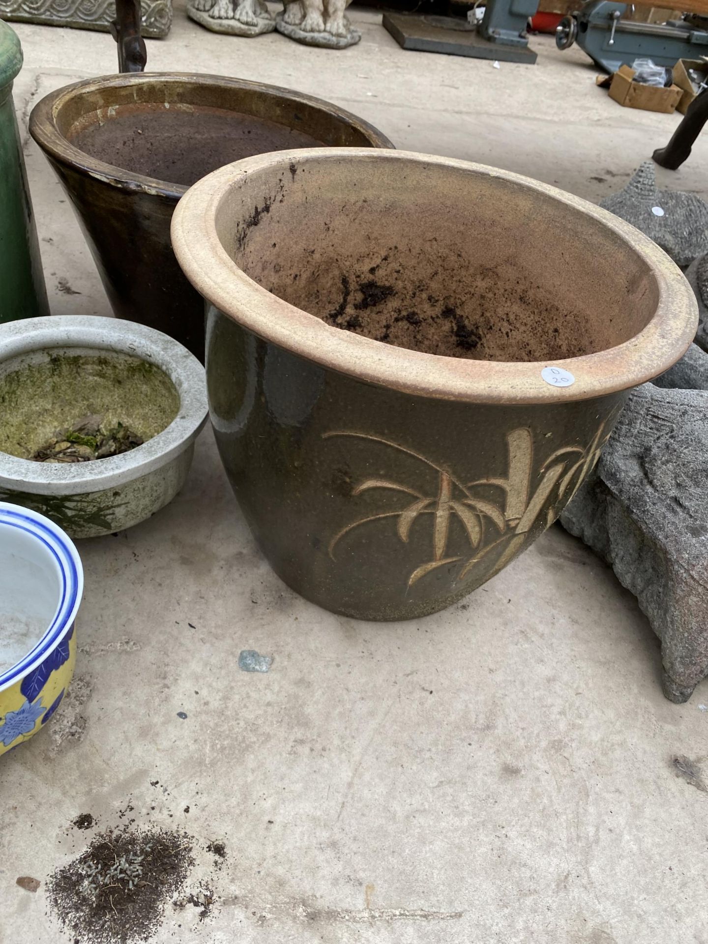 AN ASSORTMENT OF GARDEN PLANTERS TO INCLUDE A PAIR OF METAL PLANTERS AND VARIOUS GLAZED POTS - Image 4 of 4