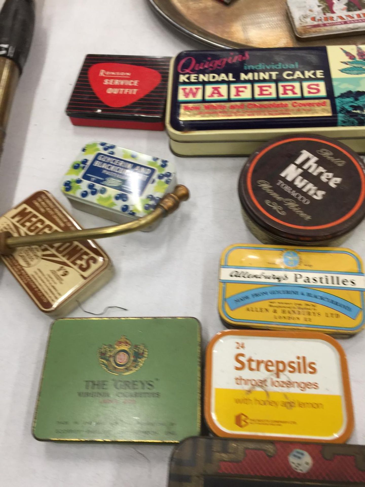 A LARGE COLLECTION OF VINTAGE TINS PLUS A SILVER PLATED TRAY - Image 5 of 8