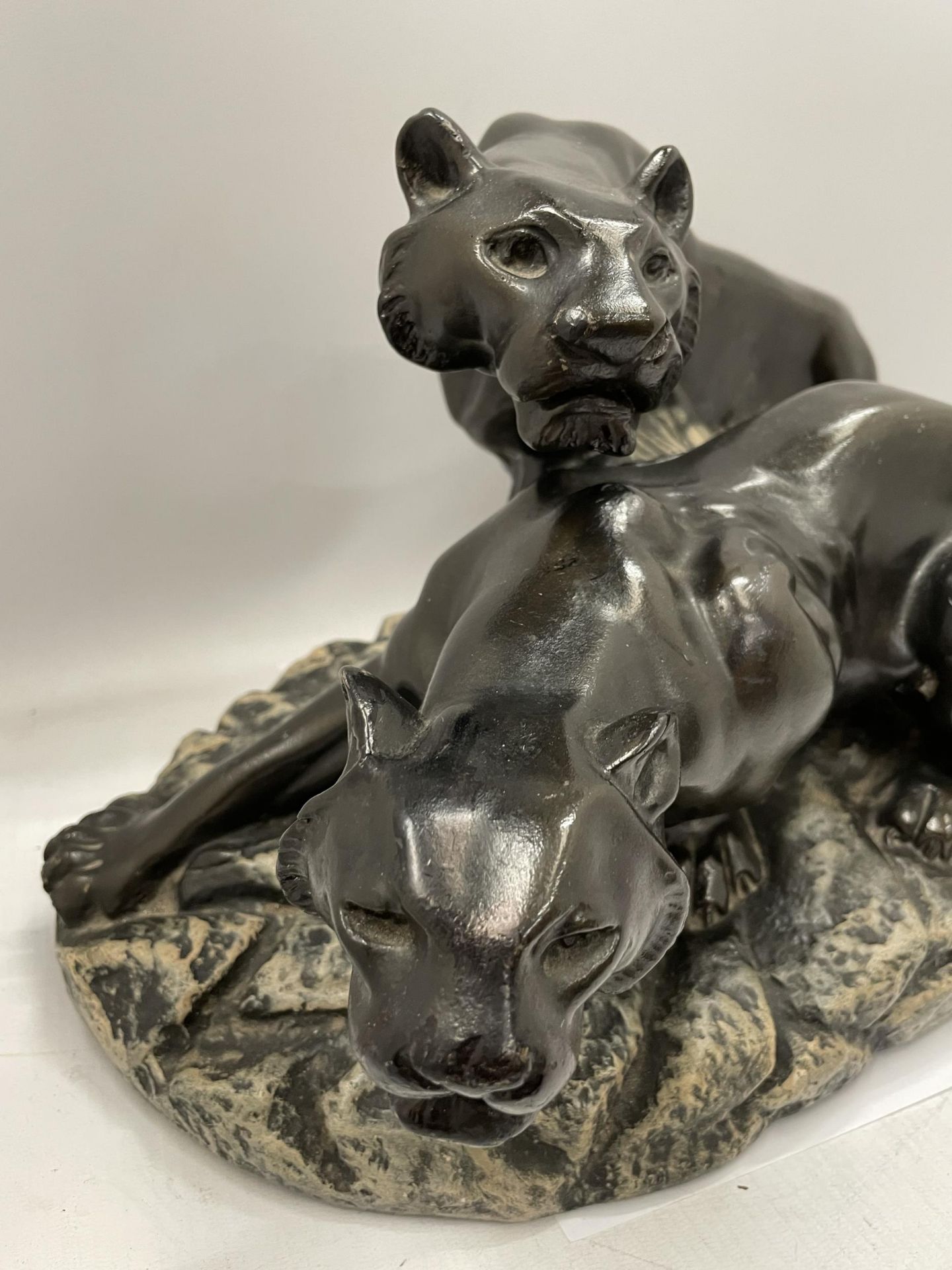 A VINTAGE BRONZE & SPELTER MODEL OF TWO LEOPARDS, LENGTH 45CM - Image 3 of 4