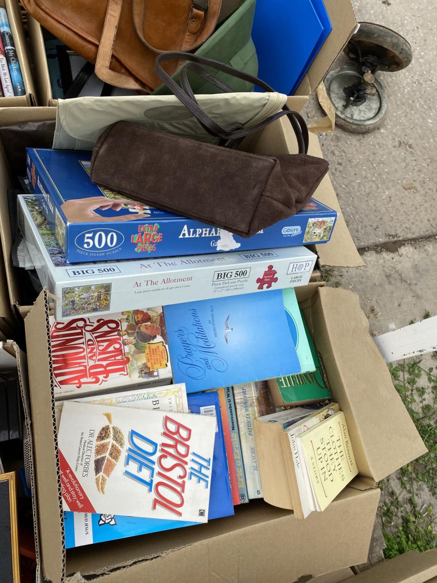 AN ASSORTMENT OF HOUSEHOLD CLEARANCE ITEMS TO INCLUDE BOOKS AND BAGS ETC - Image 2 of 5