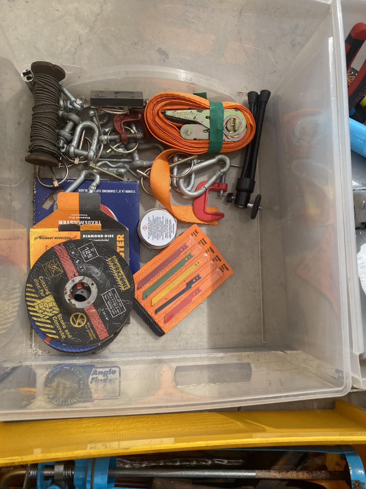 A LARGE ASSORTMENT OF TOOLS TO INCLUDE DRILL BITS, SCREW DRIVERS AND BOLT CUTTERS ETC - Image 5 of 5