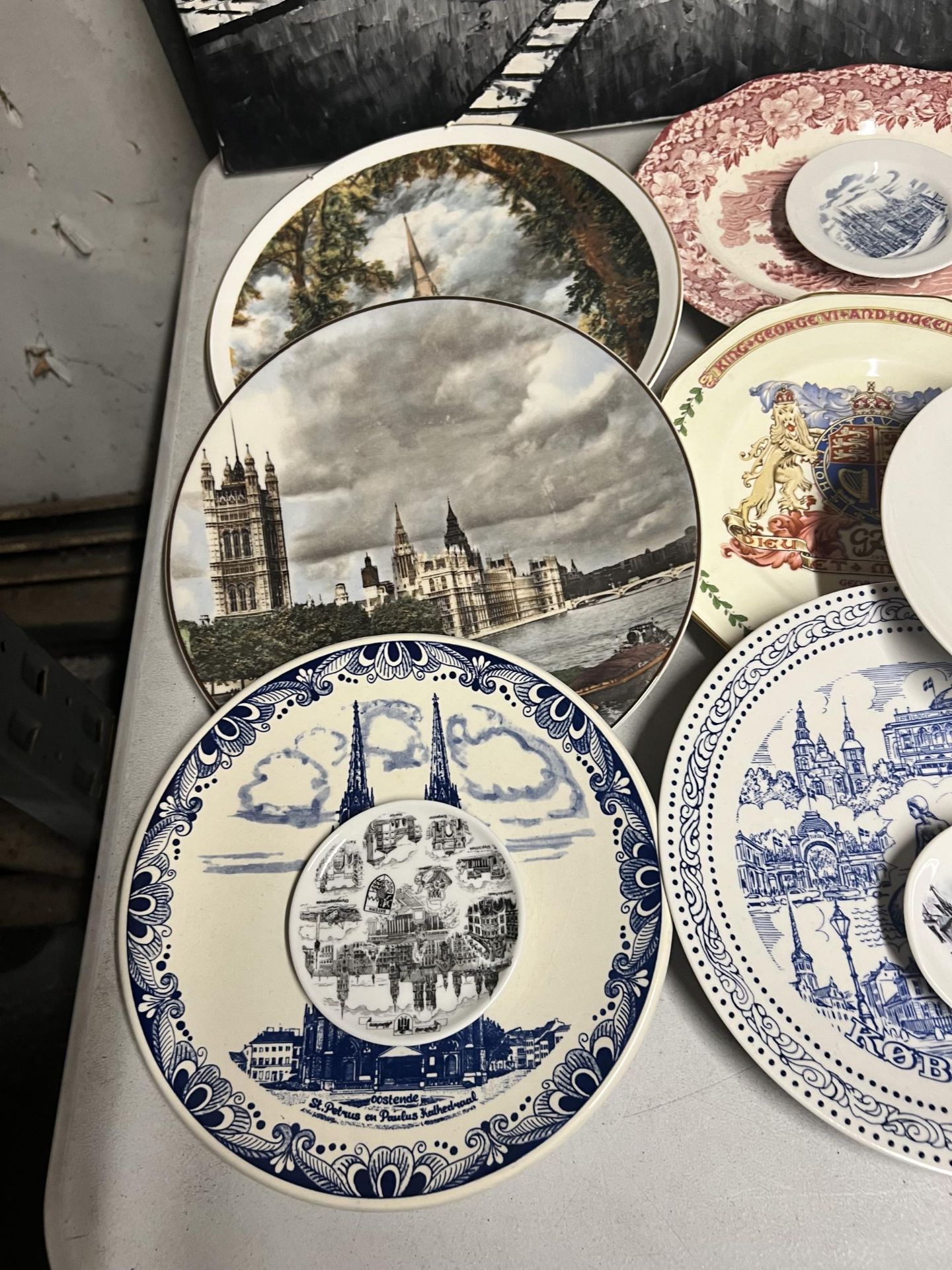 A LARGE QUANTITY OF TEN SMALL AND TEN LARGE VINTAGE PLATES - Image 2 of 5