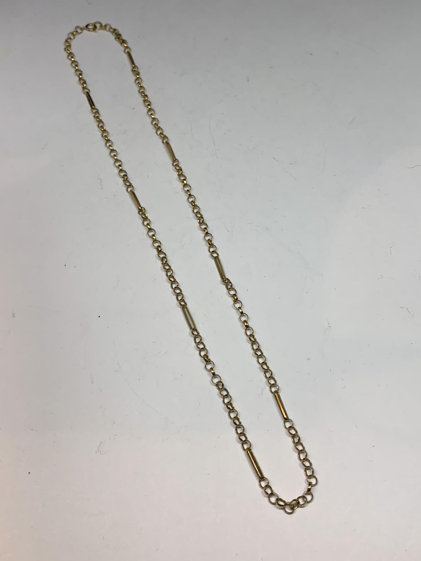 A 9 CARAT GOLD NECKLACE GROSS WEIGHT 4.01 GRAMS