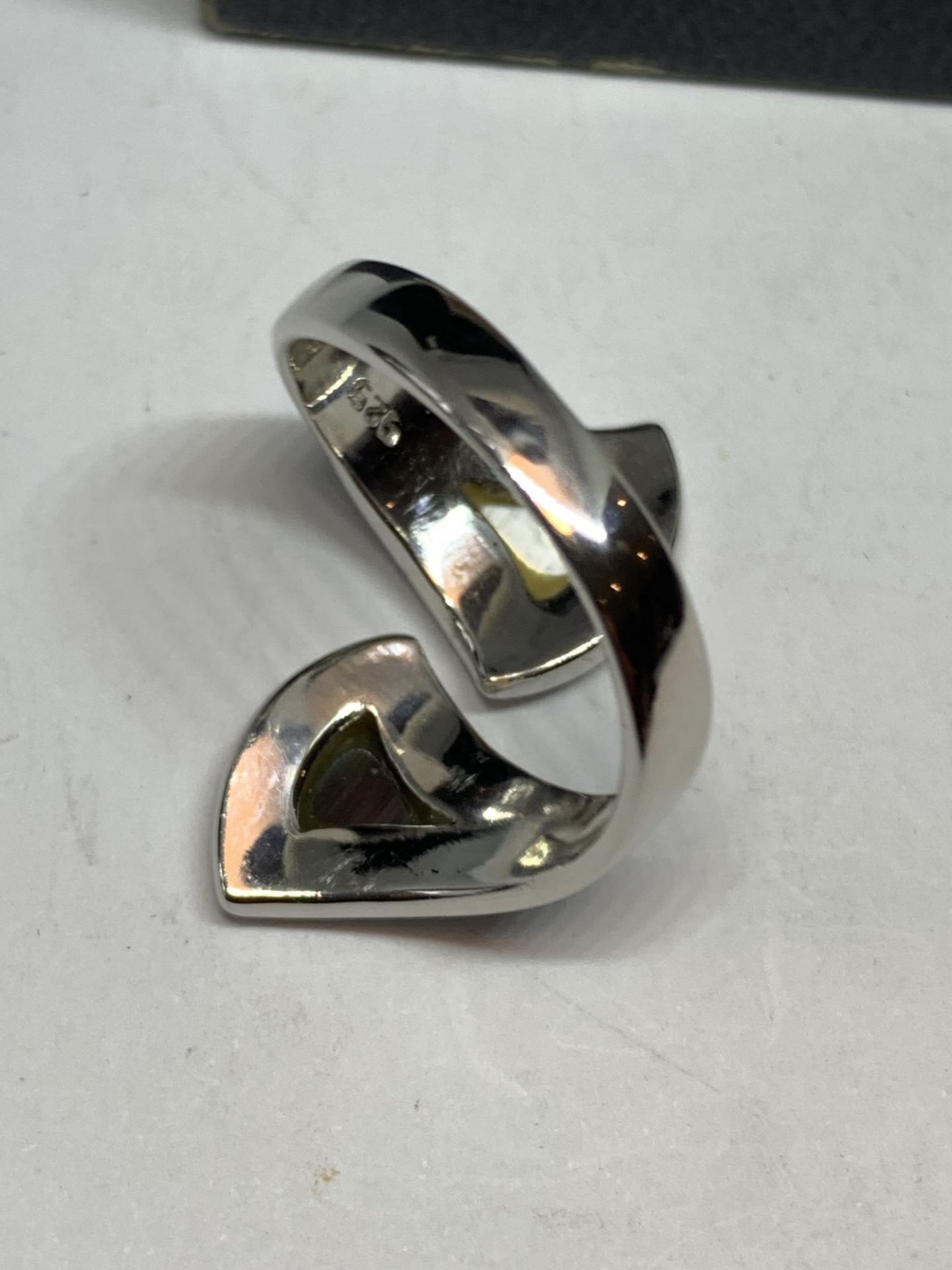 A MARKED SILVER DESIGNER STYLE RING SIZE S IN A PRESENTATION BOX - Image 2 of 3
