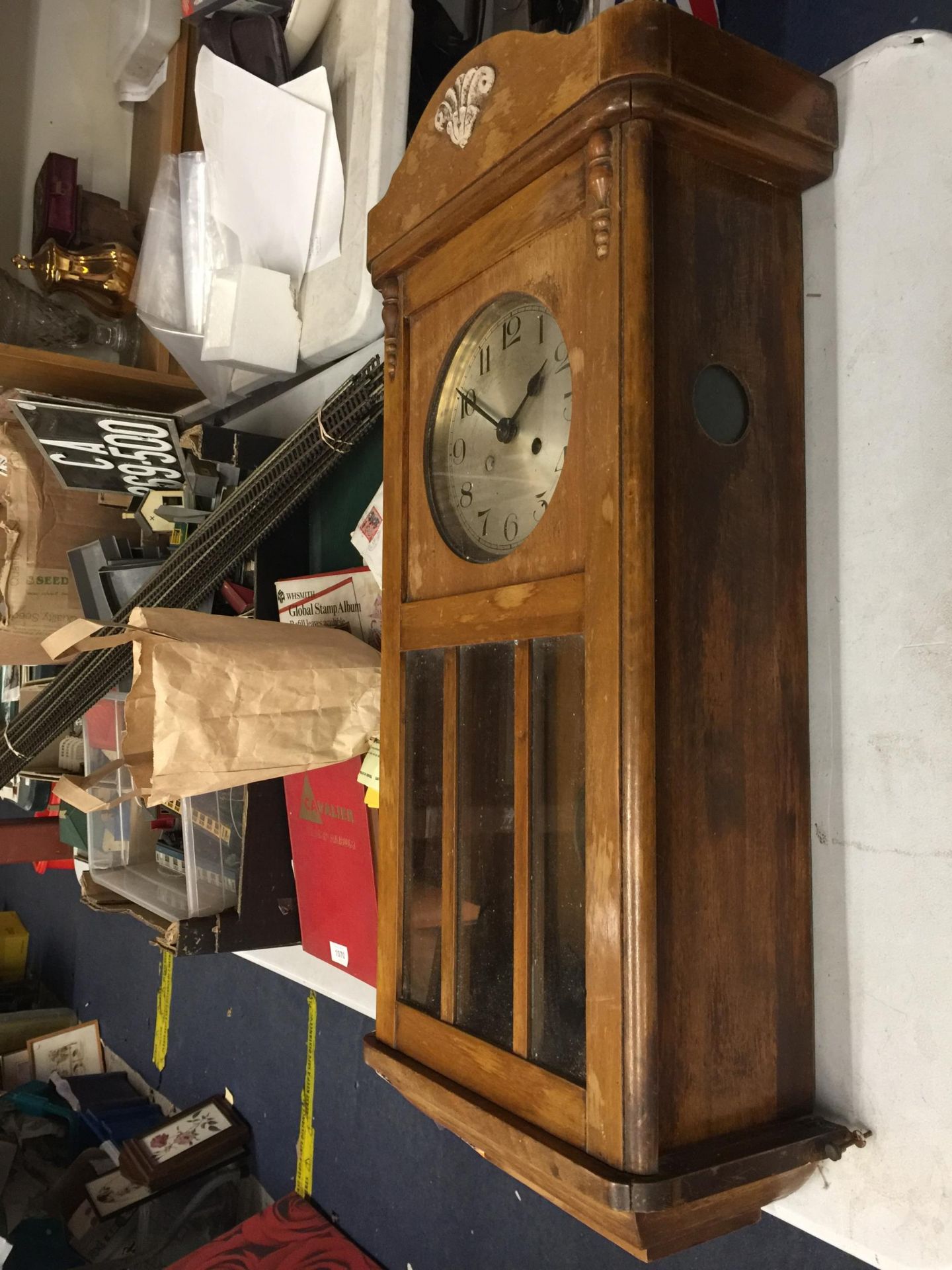 A VINTAGE MAHOGANY CASED WALL CLOCK COMPLETE WITH PENDULUM AND KEY HEIGHT 77CM, WIDTH 31CM - Image 3 of 5